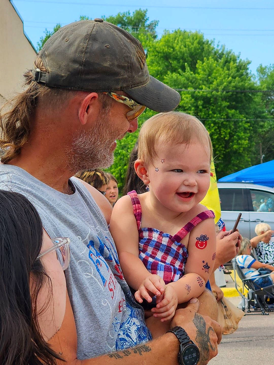 Esmeray is registered to the contest to win money with this photo: baseball_cap, beard, blue, cap, child, daytime, event, eyewear, fun, grass, happy, leisure, person, recreation, sky, smile, spring, t_shirt, toddler, tree