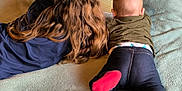 Leiré a rejoint le concours — aidez-le/la à gagner de superbes lots ! baby, back_view, bedroom, blanket, book, casual_clothing, child, children, cozy, green_shirt, indoor, jeans, laying_down, long_hair, picture_book, reading, red_socks, siblings, storytime, toddler