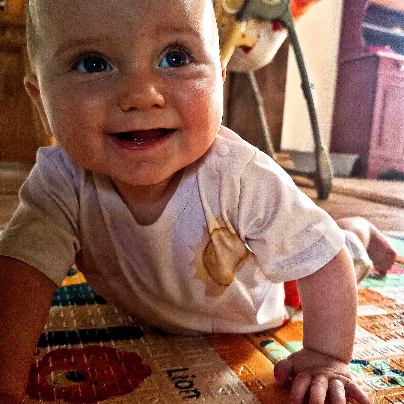 Leiré a rejoint le concours — aidez-le/la à gagner de superbes lots ! alphabet, baby, bright, child, clothing, crawling, cute, expression, face, floor, furniture, hand, happy, indoor, infant, person, play_mat, smiling, toy, wooden