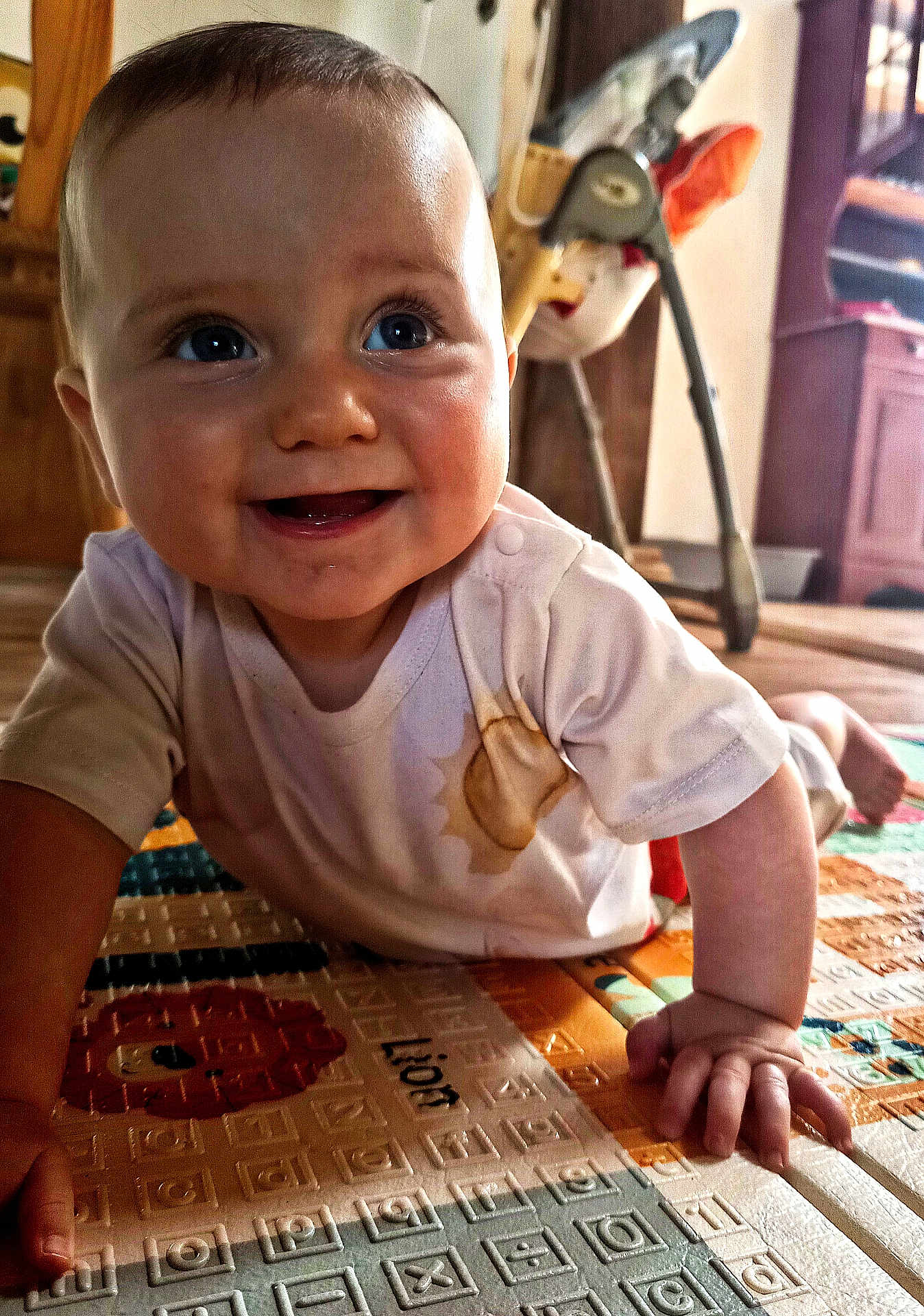 Leiré a rejoint le concours — aidez-le/la à gagner de superbes lots ! baby, crawling, smiling, indoor, play_mat, alphabet, child, clothing, hand, face, person, furniture, wooden, toy, bright, happy, cute, floor, expression, infant