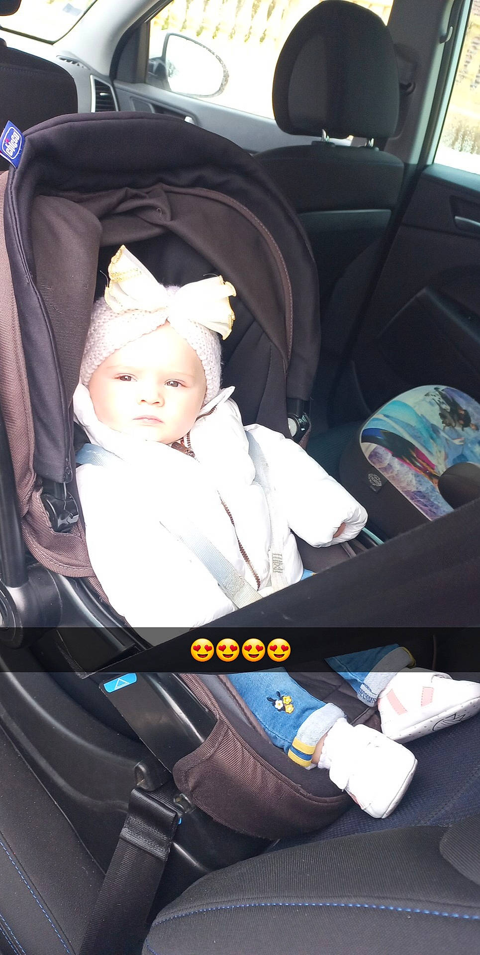 Alessia a rejoint le concours — aidez-le/la à gagner de superbes lots ! auto_part, automotive_design, automotive_exterior, baby, baby_carriage, baby_in_car_seat, baby_products, baby_safety, baby_toddler_clothing, car_seat, car_seat_cover, child, comfort, head_restraint, headwear, motor_vehicle, person, personal_luxury_car, sitting, steering_wheel