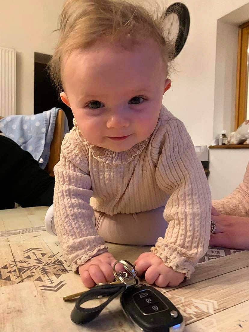 Alessia a rejoint le concours — aidez-le/la à gagner de superbes lots ! arm, baby, baby_toddler_clothing, camera, camera_lens, child, digital_camera, finger, floor, flooring, fun, happy, nail, person, reflex_camera, sitting, skin, sleeve, smile, toddler