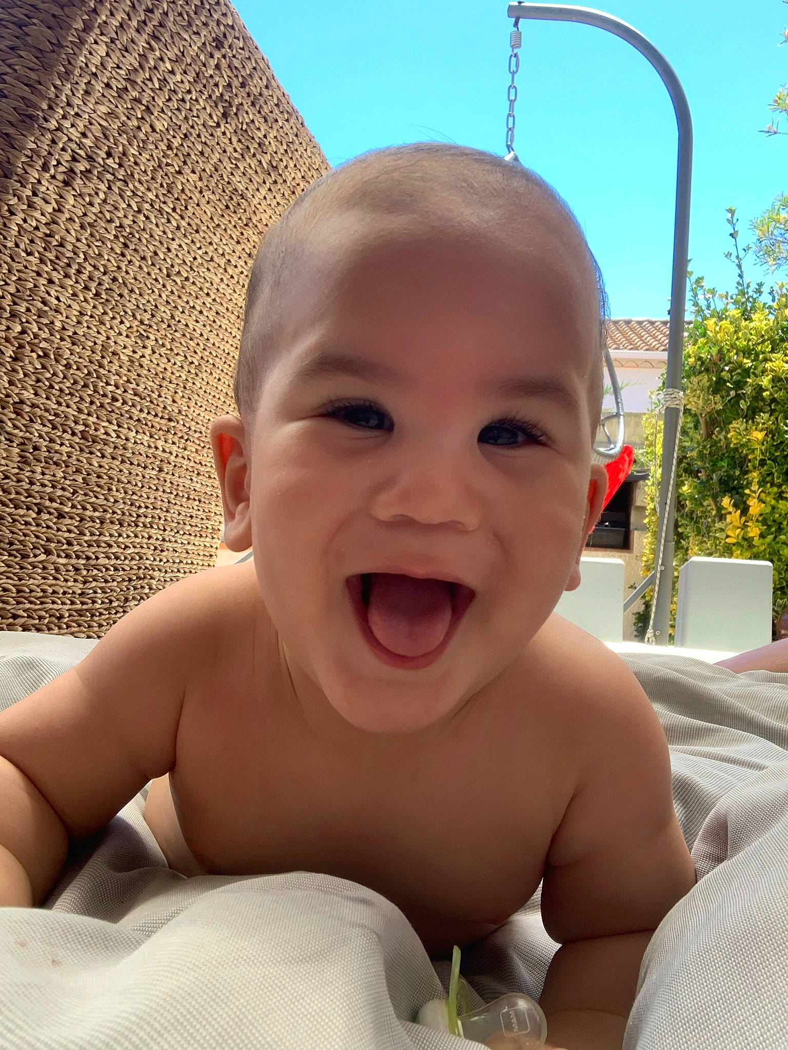 Zayn participe au concours pour gagner de l'argent avec cette photo : baby, chest, comfort, face, facial_expression, finger, fun, grass, happy, human, leisure, mouth, muscle, nose, person, skin, sky, smile, thumb, toddler