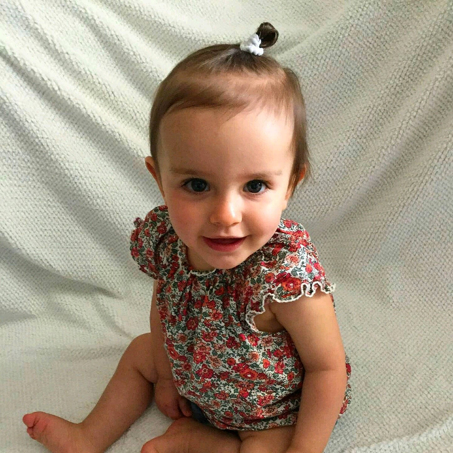 Noémie participe au concours pour gagner de l'argent avec cette photo : child, child_model, clothing, dress, girl, hairstyle, human_body, human_positions, infant, organ, pattern, person, skin, toddler