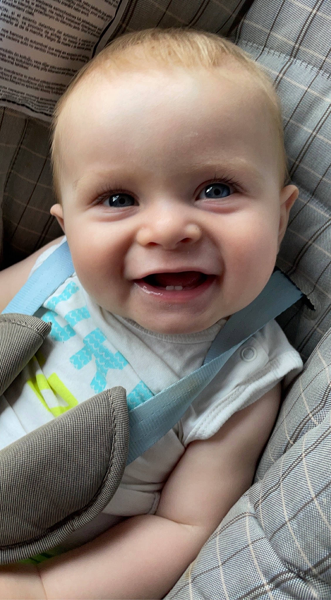 Thiago participe au concours pour gagner de l'argent avec cette photo : baby, baby_laughing, baby_products, baby_toddler_clothing, cheek, child, comfort, eye, eyebrow, facial_expression, happy, iris, joy, linens, lip, mouth, nose, person, skin, smile