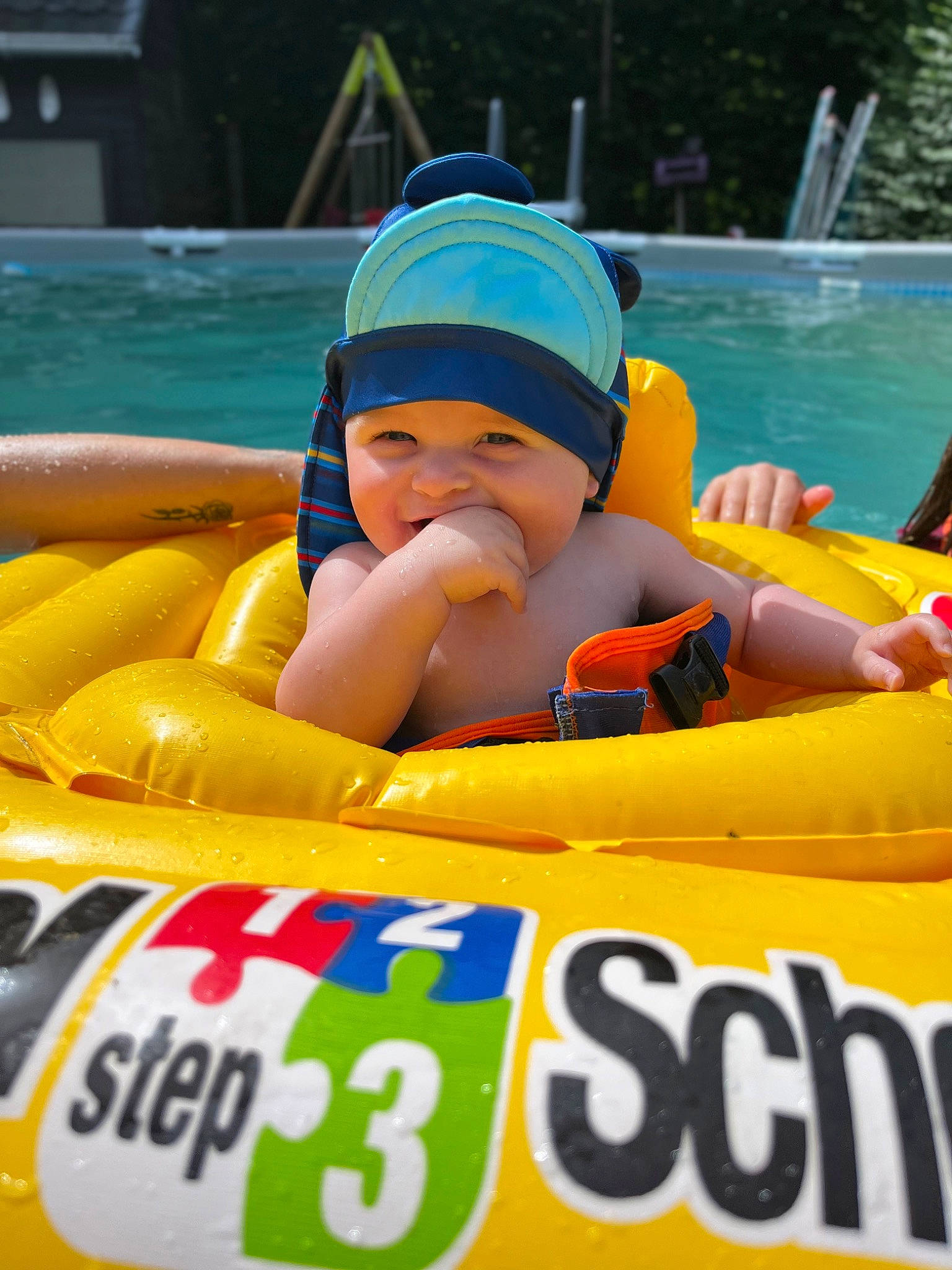 Thiago a rejoint le concours — aidez-le/la à gagner de superbes lots ! automotive_design, automotive_exterior, car, child, competition_event, fun, games, goggles, happy, headwear, inflatable, leisure, person, personal_protective_equipment, play, recreation, sports, sports_gear, toddler, tubing