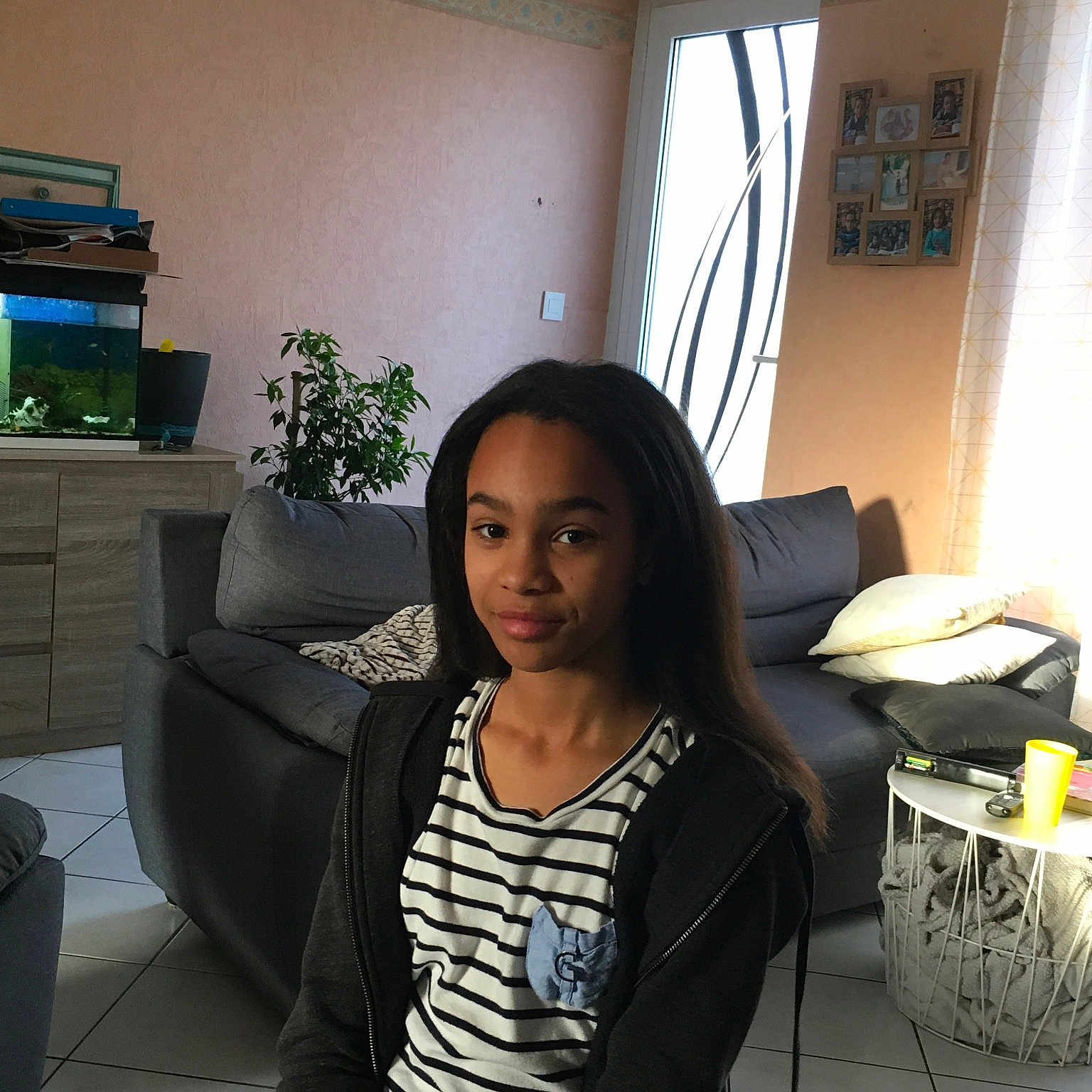 Gwendoline participe au concours pour gagner de l'argent avec cette photo : black_hair, long_hair, person, room