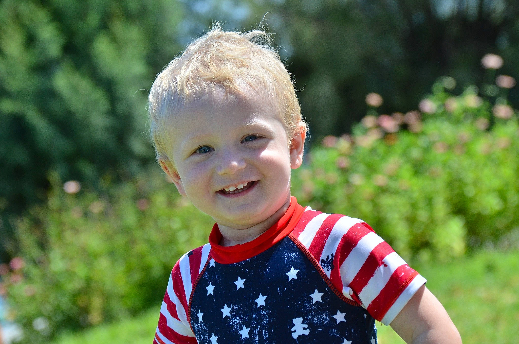 Steeven a rejoint le concours — aidez-le/la à gagner de superbes lots ! child, eye, face, facial_expression, fun, grass, happy, joy, laugh, male, people, people_in_nature, person, photography, plant, play, portrait_photography, smile, summer, sunlight