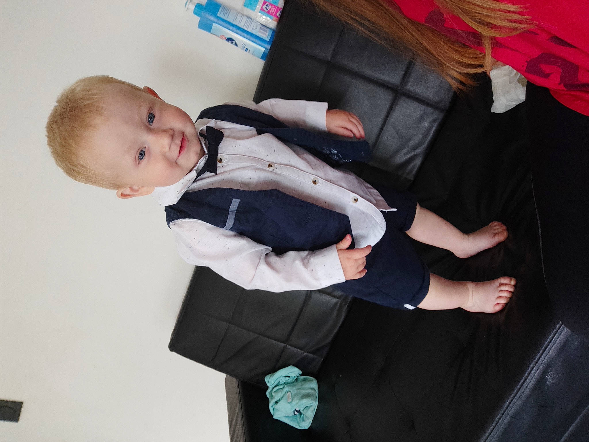 Yllan participe au concours pour gagner de l'argent avec cette photo : arm, baby, baby_toddler_clothing, child, collar, comfort, event, facial_expression, formal_wear, fun, gesture, joint, leg, outerwear, person, red, sitting, sleeve, suit, tie