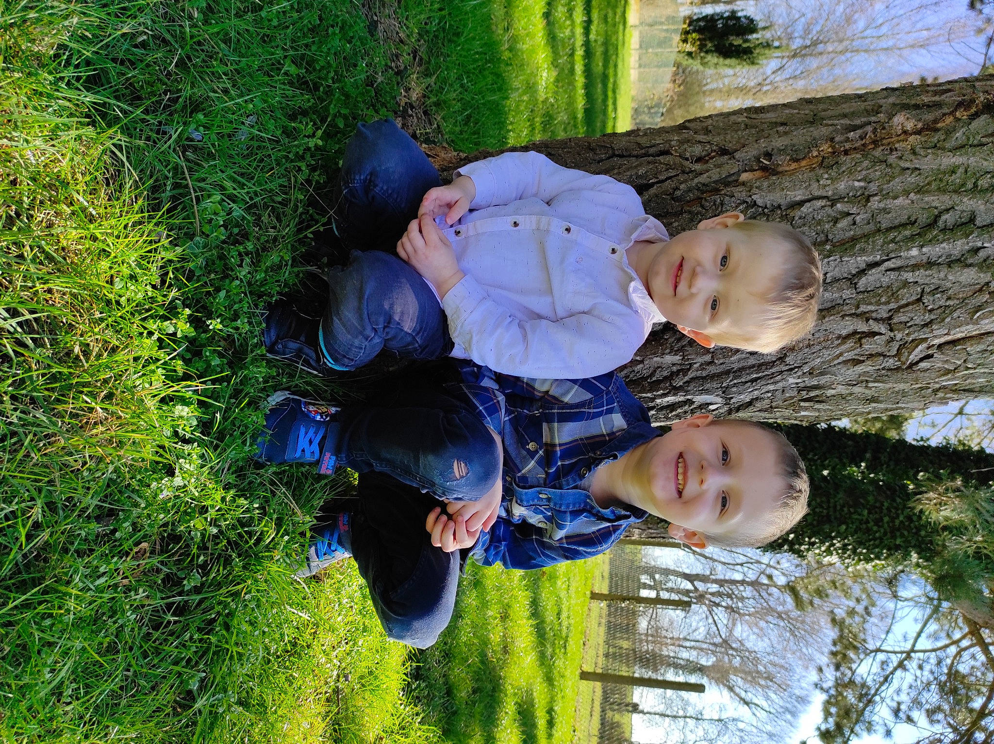 Yllan a rejoint le concours — aidez-le/la à gagner de superbes lots ! baby, baby_toddler_clothing, child, electric_blue, fun, grass, grassland, happy, hat, joy, leisure, mammal, people_in_nature, person, plant, smile, toddler, tree, trunk, winter