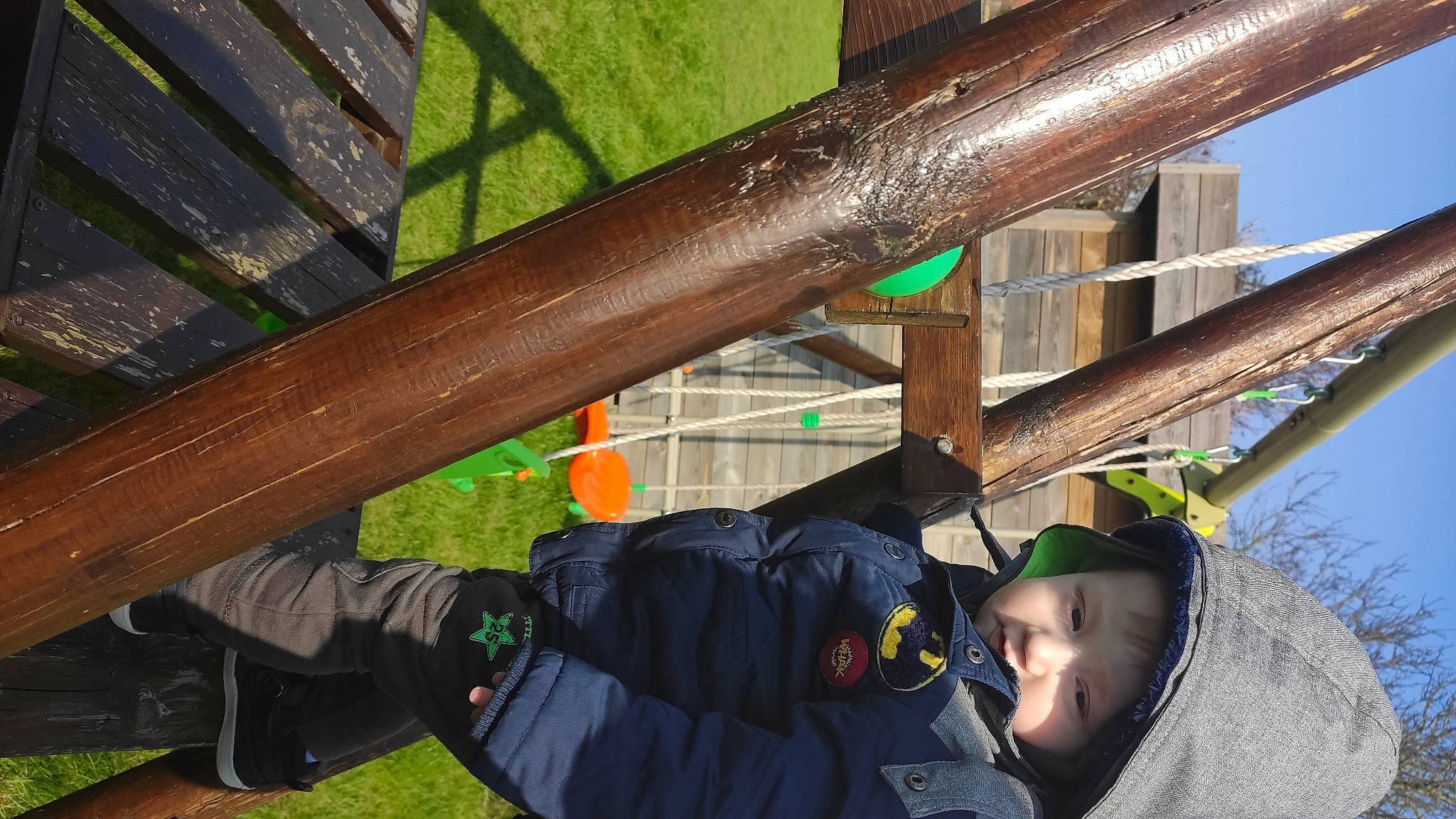 Yllan a rejoint le concours — aidez-le/la à gagner de superbes lots ! boats_and_boating_equipment_and_supplies, child, fun, grass, green, headwear, hoodie, jacket, leisure, outdoor_play_equipment, outerwear, person, personal_protective_equipment, play, recreation, smile, steel, t_shirt, toddler, tree