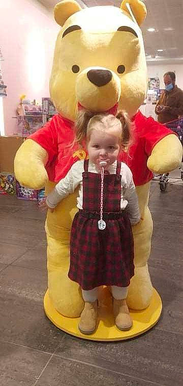 Lilie-rose participe au concours pour gagner de l'argent avec cette photo : blurred, clothing, event, fun, fur, happy, hat, head, houseplant, mascot, outerwear, pattern, person, red, shoe, tartan, teddy_bear, textile, toddler, toy