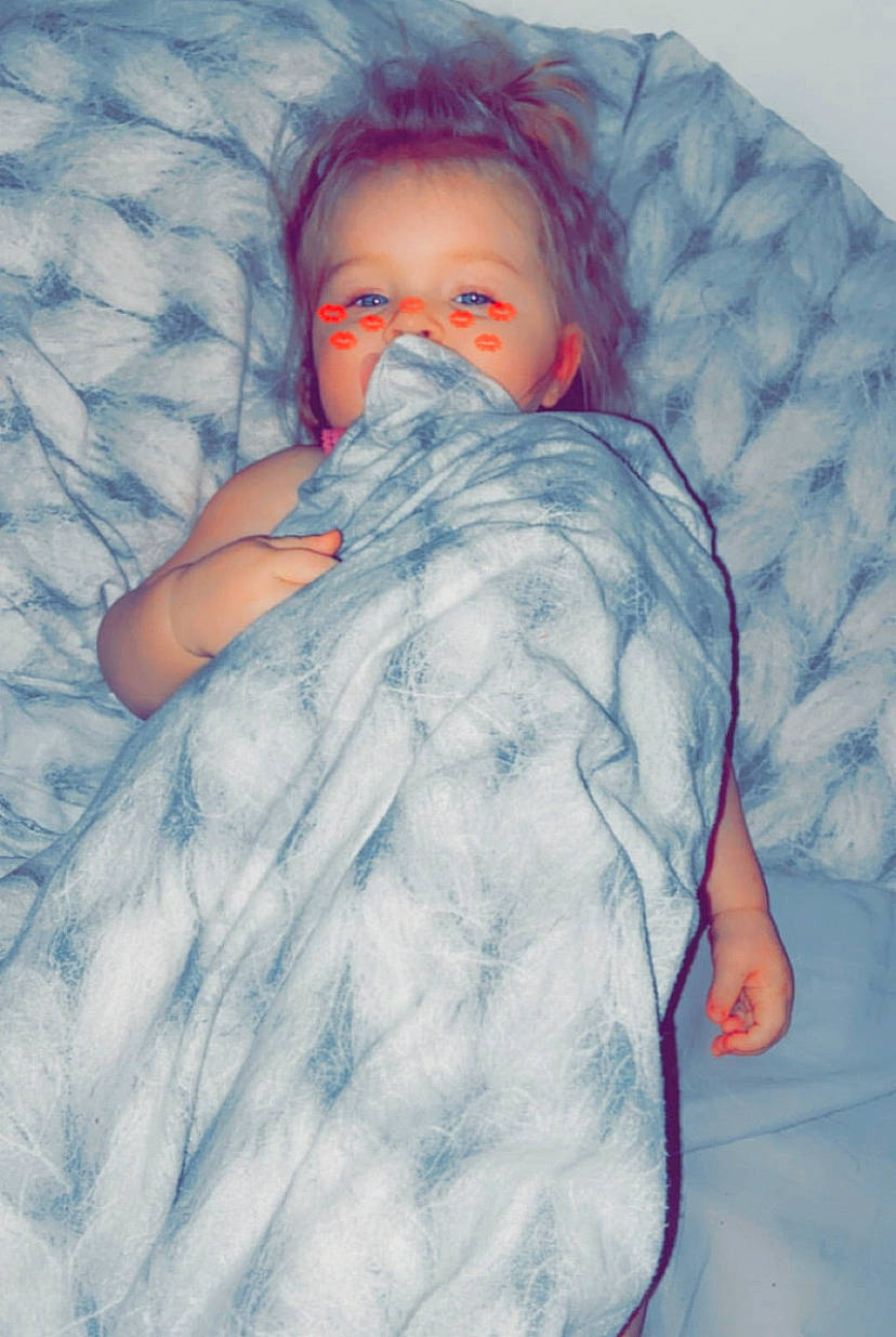 Lilie-rose a rejoint le concours — aidez-le/la à gagner de superbes lots ! baby, baby_sleeping, baby_toddler_clothing, bedding, bedtime, child, comfort, electric_blue, eye, facial_expression, fur, iris, linens, mouth, nose, pattern, person, room, skin, sleeve