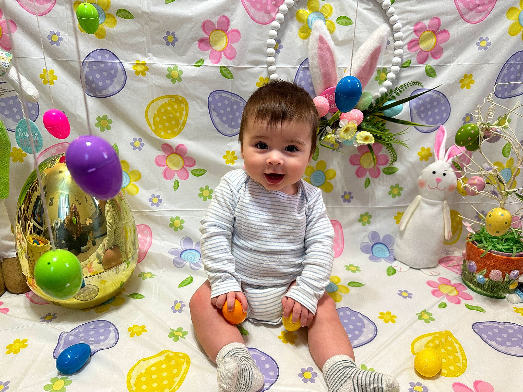 Bodee is registered to the contest to win money with this photo: baby, baby_toddler_clothing, baby_toys, child, event, fun, happy, joy, party, party_supply, pattern, people, person, play, product, room, sharing, smile, sweetness, toddler