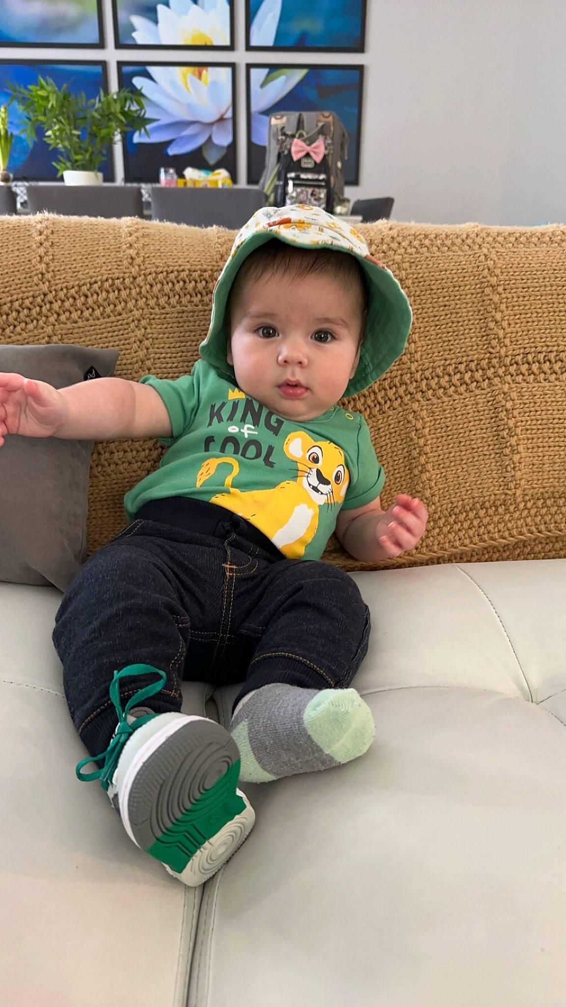Bodee is registered to the contest to win money with this photo: baby, baby_toddler_clothing, blue, cheek, child, comfort, couch, fun, happy, human_leg, knee, leisure, person, room, sitting, skin, sleeve, sock, t_shirt, thigh