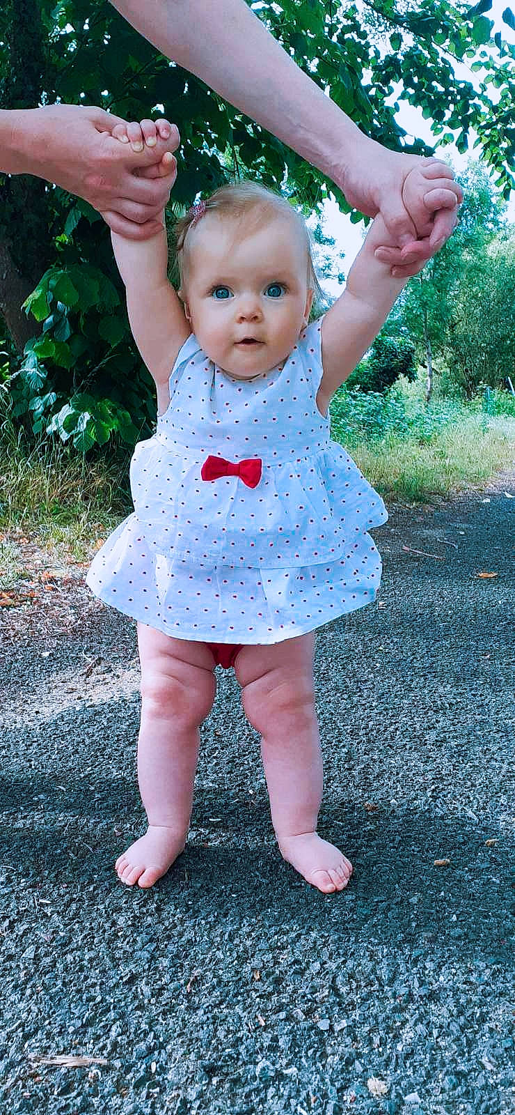 Sabina participe au concours pour gagner de l'argent avec cette photo : arm, baby_toddler_clothing, dress, face, finger, gesture, grass, green, hand, happy, head, one_piece_garment, people_in_nature, person, photograph, pink, plant, skin, sleeve, summer