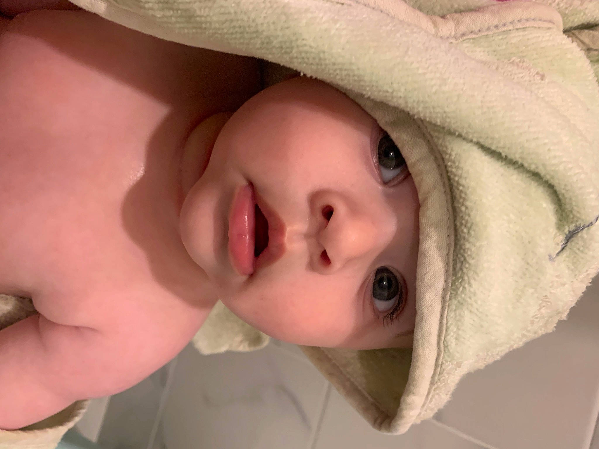 Antoine participe au concours pour gagner de l'argent avec cette photo : baby, baby_toddler_clothing, cheek, chin, close_up, comfort, ear, eyebrow, eyelash, finger, headgear, headwear, lip, mammal, mouth, neck, no_expression, nose, person, skin