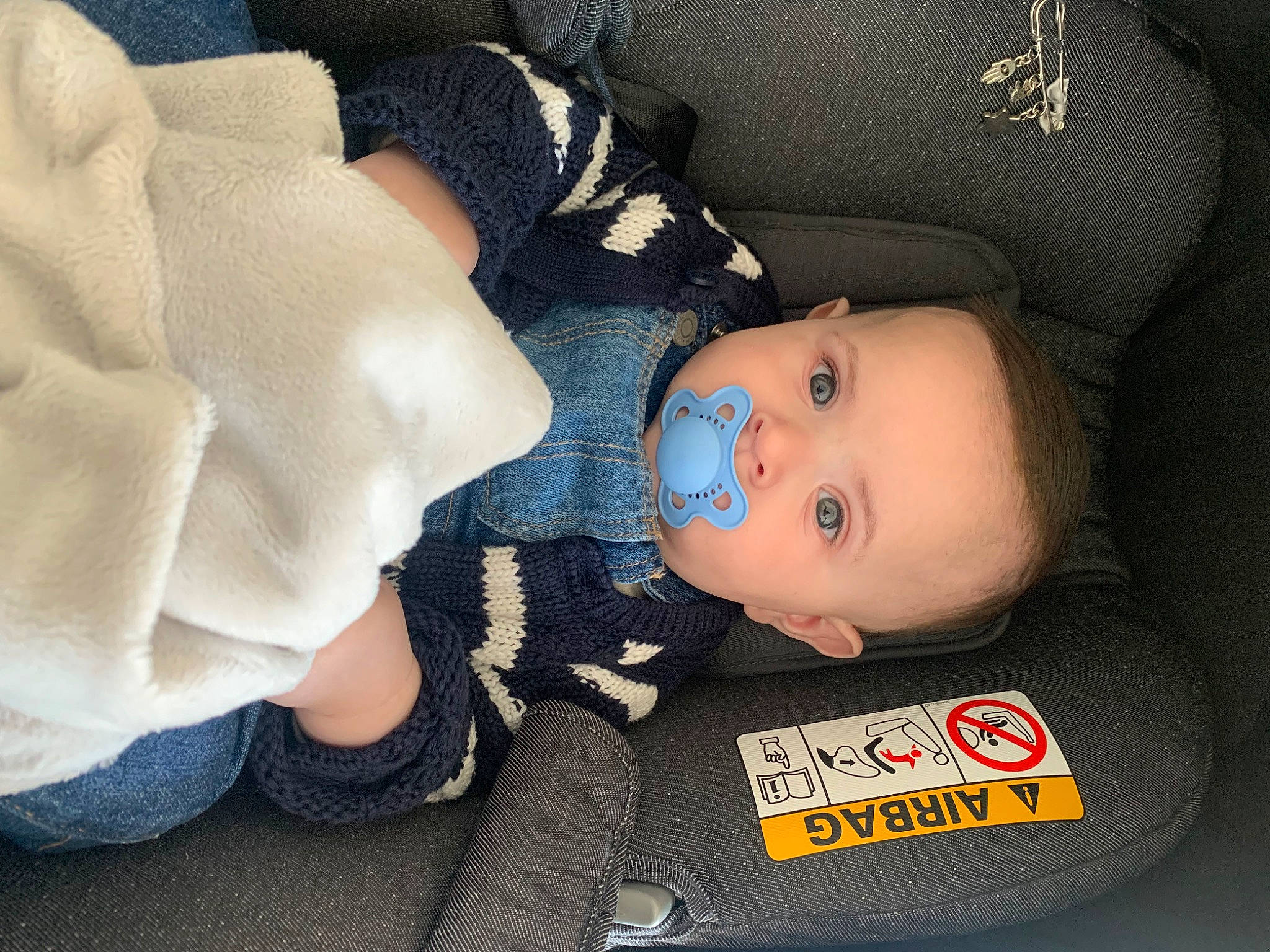 Antoine participe au concours pour gagner de l'argent avec cette photo : baby, baby_products, baby_sleeping, baby_toddler_clothing, car_seat, cheek, child, comfort, electric_blue, eyelash, fur, head, linens, nail, nap, person, product, sitting, skin, sleep