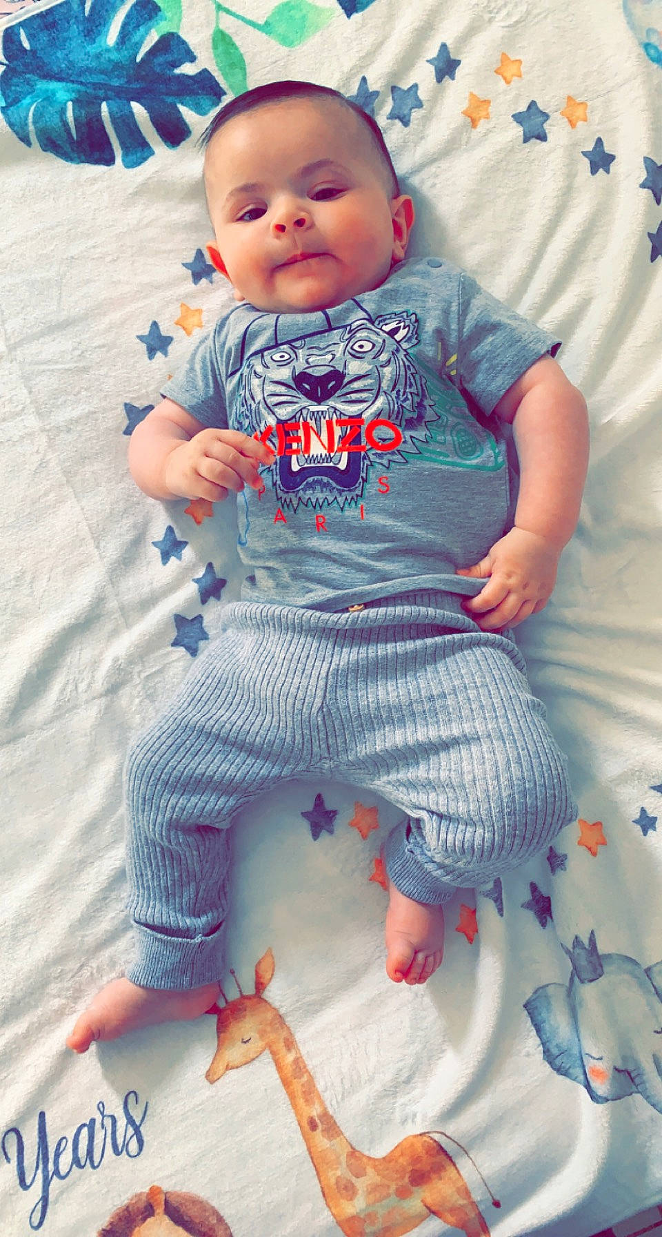 Antoine participe au concours pour gagner de l'argent avec cette photo : baby, baby_toddler_clothing, blue, child, cool, eye, face, fun, happy, head, leg, person, pink, product, purple, skin, sleeve, smile, textile, toddler