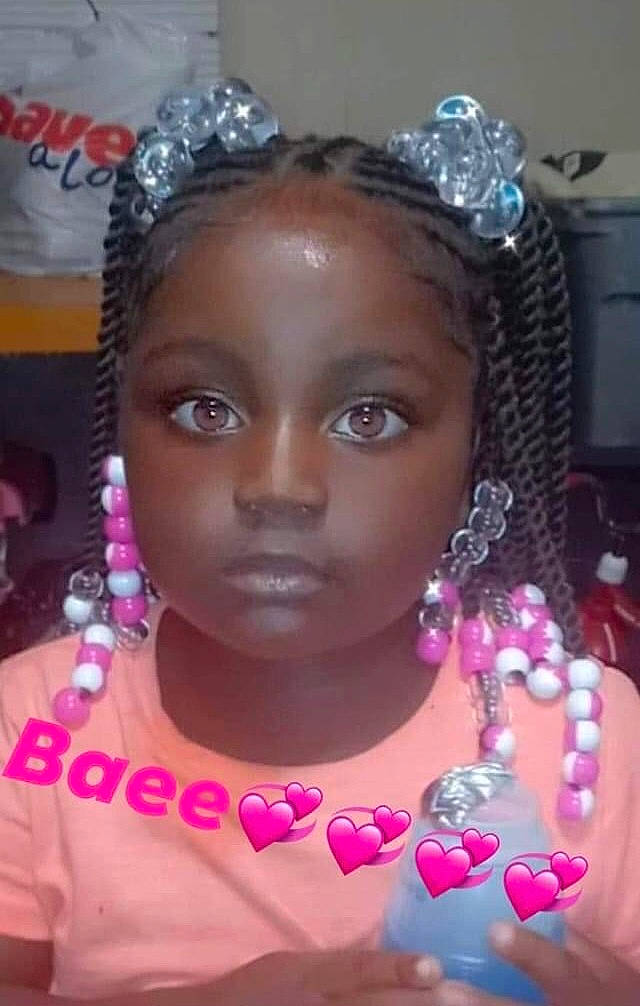 Honestie is registered to the contest to win money with this photo: beauty, black_hair, body_jewelry, cheek, chest, chin, event, eyebrow, eyelash, fashion, fun, hairstyle, headpiece, jewellery, lip, magenta, necklace, organ, person, pink