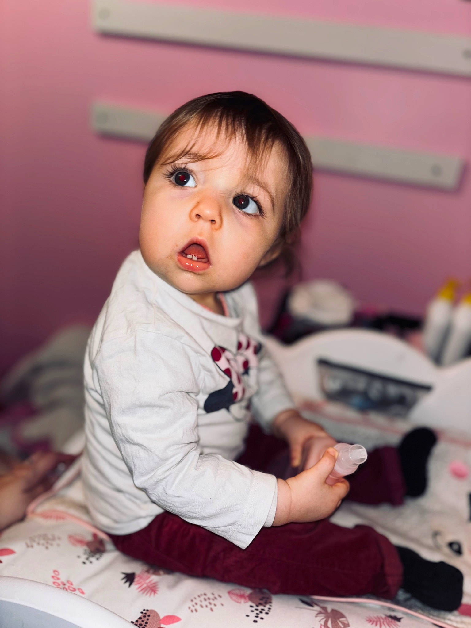 Kataleya a rejoint le concours — aidez-le/la à gagner de superbes lots ! baby, baby_toddler_clothing, carmine, cheek, child, chin, flooring, fun, happy, pattern, person, portrait_photography, room, sitting, skin, sleeve, surprise, t_shirt, table, toddler