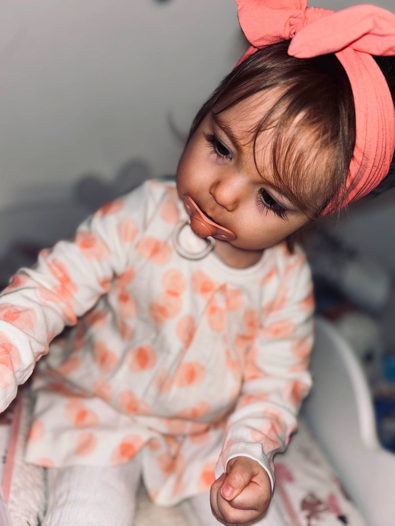 Kataleya a rejoint le concours — aidez-le/la à gagner de superbes lots ! arm, baby_toddler_clothing, bangs, beauty, black_hair, cheek, child, doll, eye, eyelash, happy, lip, person, pink, sitting, skin, sleeve, smile, textile, toddler