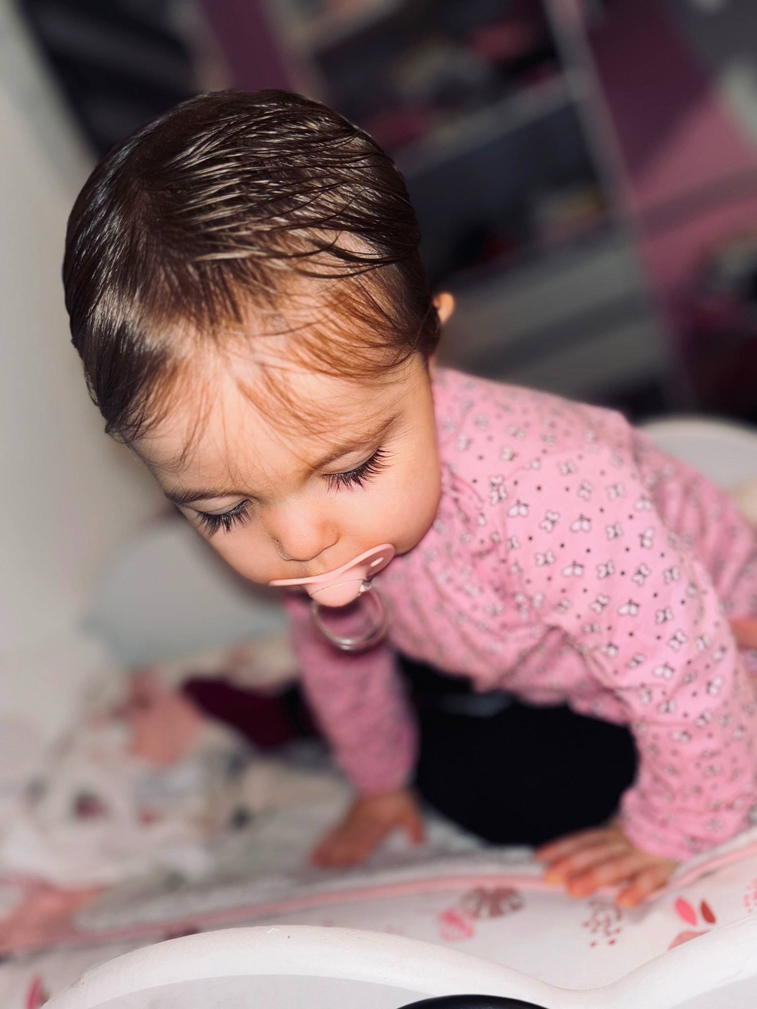 Kataleya participe au concours pour gagner de l'argent avec cette photo : baby, baby_toddler_clothing, cheek, child, comfort_food, cooking, dress, eyelash, flash_photography, flooring, fun, hairstyle, happy, iris, organ, person, play, room, sitting, sweetness