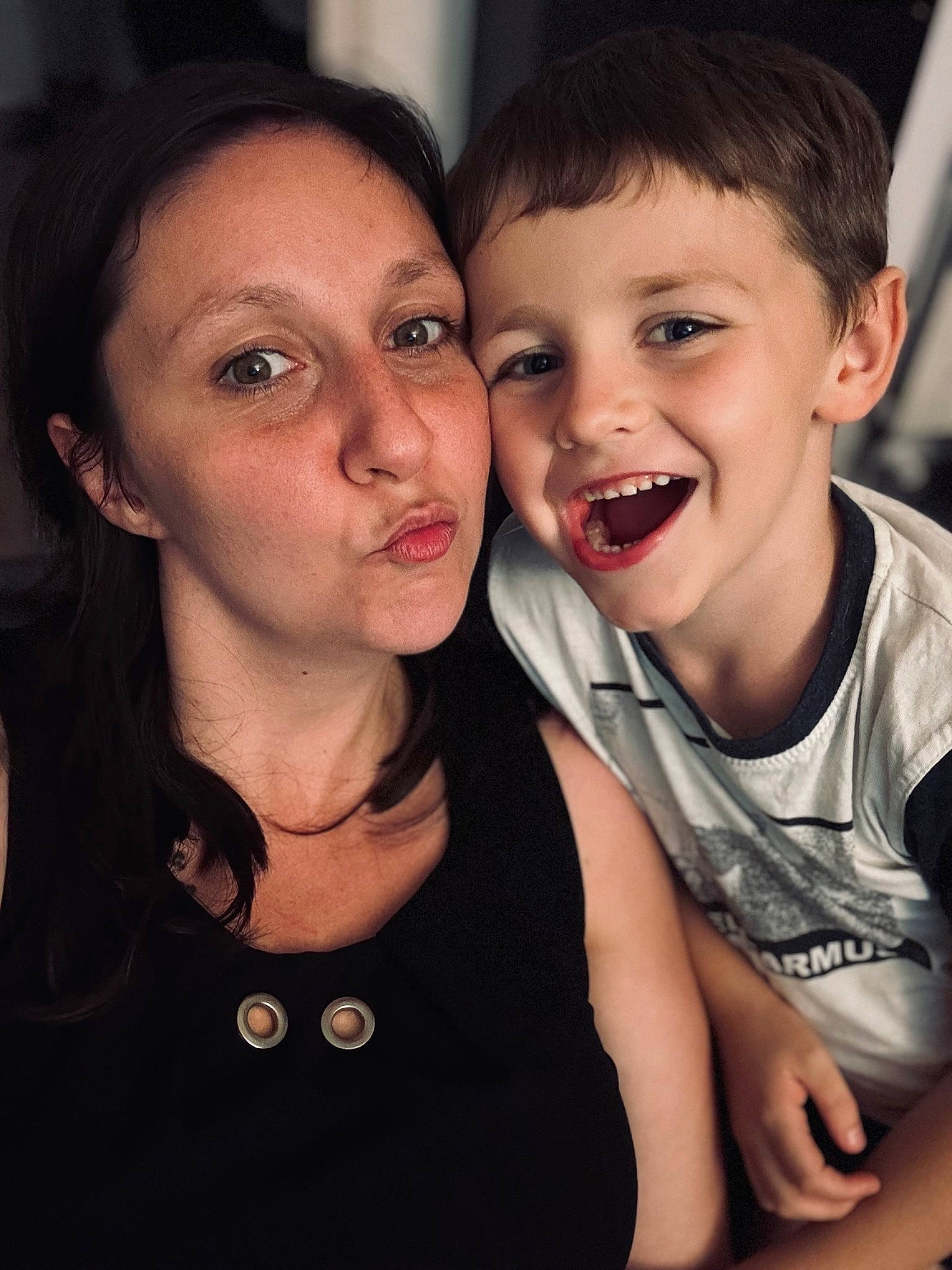 Ethann a rejoint le concours — aidez-le/la à gagner de superbes lots ! cheek, chin, cool, eyebrow, eyelash, flash_photography, friendship, fun, gesture, happy, interaction, iris, jaw, joy, lip, mouth, nose, person, shoulder, skin