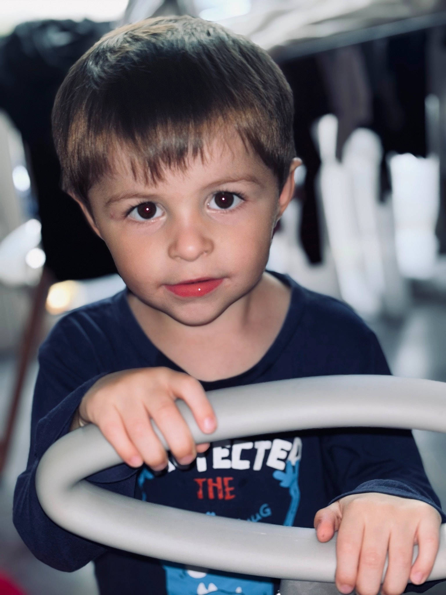 Kayron participe au concours pour gagner de l'argent avec cette photo : auto_part, automotive_design, automotive_wheel_system, child, chin, cool, electric_blue, eye, face, facial_expression, flash_photography, fun, happy, person, recreation, sitting, skin, sleeve, smile, t_shirt