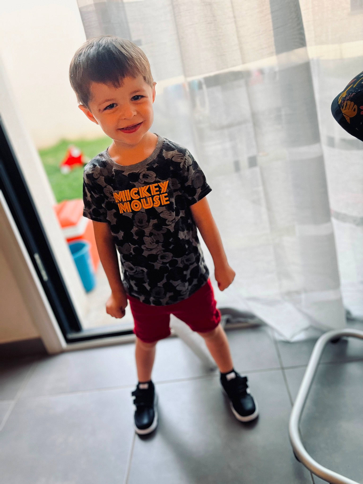 Kayron participe au concours pour gagner de l'argent avec cette photo : child, fashion, fashion_design, flooring, fun, happy, human_leg, joint, joy, knee, leisure, person, play, shorts, shoulder, sleeve, sock, standing, t_shirt, thigh