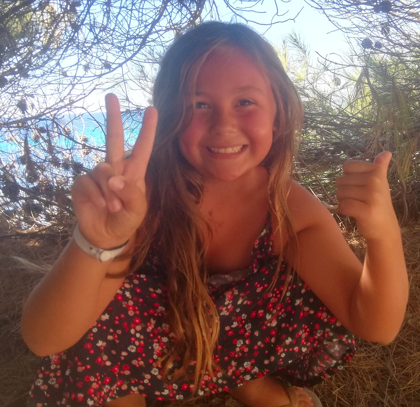 Lisa a rejoint le concours — aidez-le/la à gagner de superbes lots ! arm, beauty, brown_hair, finger, fun, gesture, hand, happy, joy, long_hair, person, smile, summer, thumb, tree