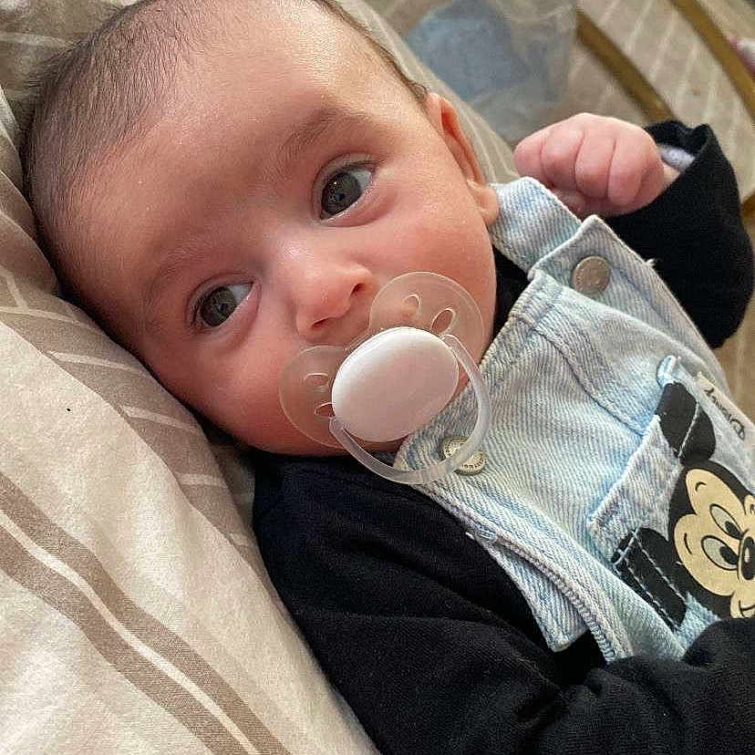 Selim a rejoint le concours — aidez-le/la à gagner de superbes lots ! baby, beverage, bodypart, clothing, coat, cushion, face, finger, furniture, hand, head, homedecor, jacket, jeans, milk, pants, person, photography, portrait, sitting