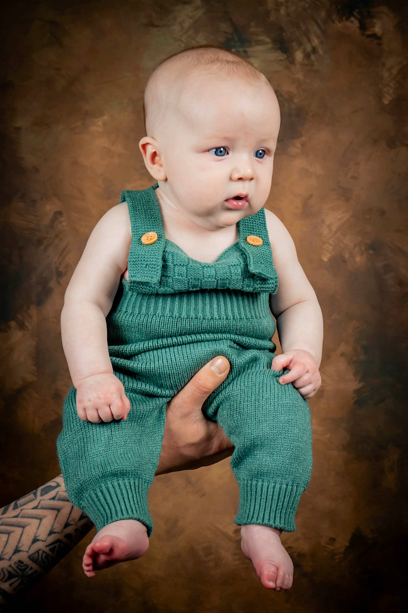 Lyam a rejoint le concours — aidez-le/la à gagner de superbes lots ! baby, baby_toddler_clothing, cheek, chest, child, flash_photography, gesture, happy, human_body, human_leg, nail, neck, pattern, person, portrait_photography, shoulder, sitting, skin, sleeve, toddler