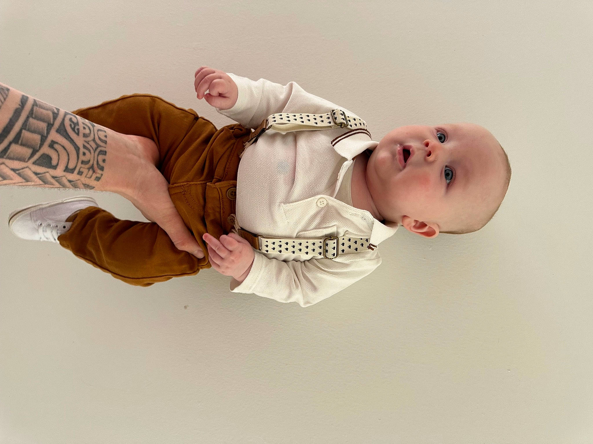 Lyam participe au concours pour gagner de l'argent avec cette photo : baby, baby_products, baby_sleeping, baby_toddler_clothing, cheek, child, comfort, elbow, foot, gesture, happy, human_body, nail, person, sitting, sleeve, stomach, thigh, thumb, toddler