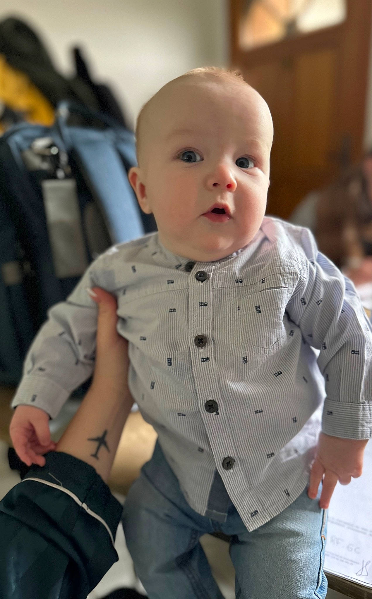 Lyam a rejoint le concours — aidez-le/la à gagner de superbes lots ! baby, baby_toddler_clothing, button, cheek, child, collar, dress_shirt, finger, gesture, hairstyle, joint, lip, pattern, person, plaid, product, skin, sleeve, surprise, toddler