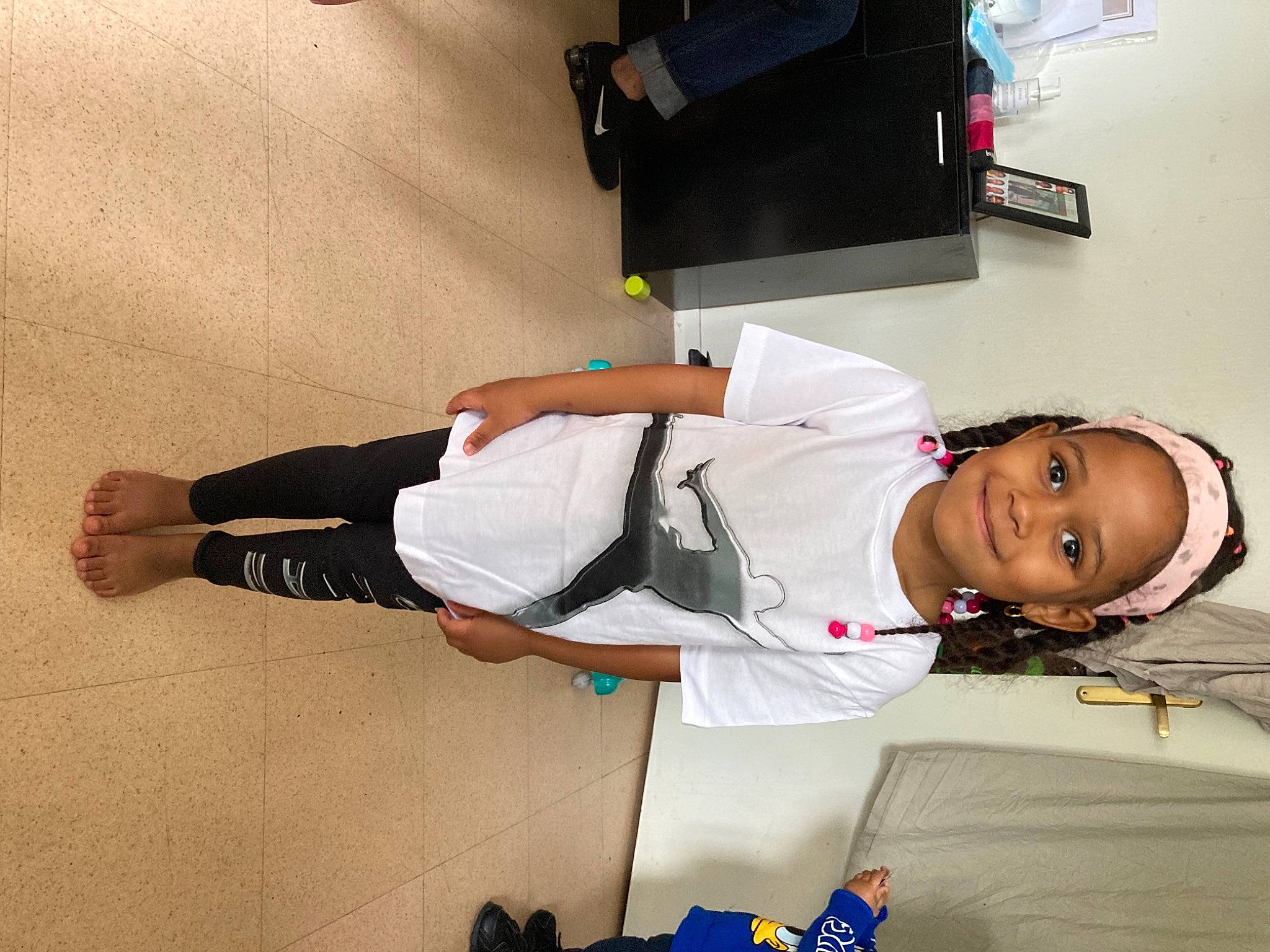 Maëlys participe au concours pour gagner de l'argent avec cette photo : bag, elbow, fun, human_leg, joint, joy, knee, leg, luggage_and_bags, person, room, smile, sneakers, sportswear, street_fashion, thigh, uniform, waist, walking_shoe, wrist