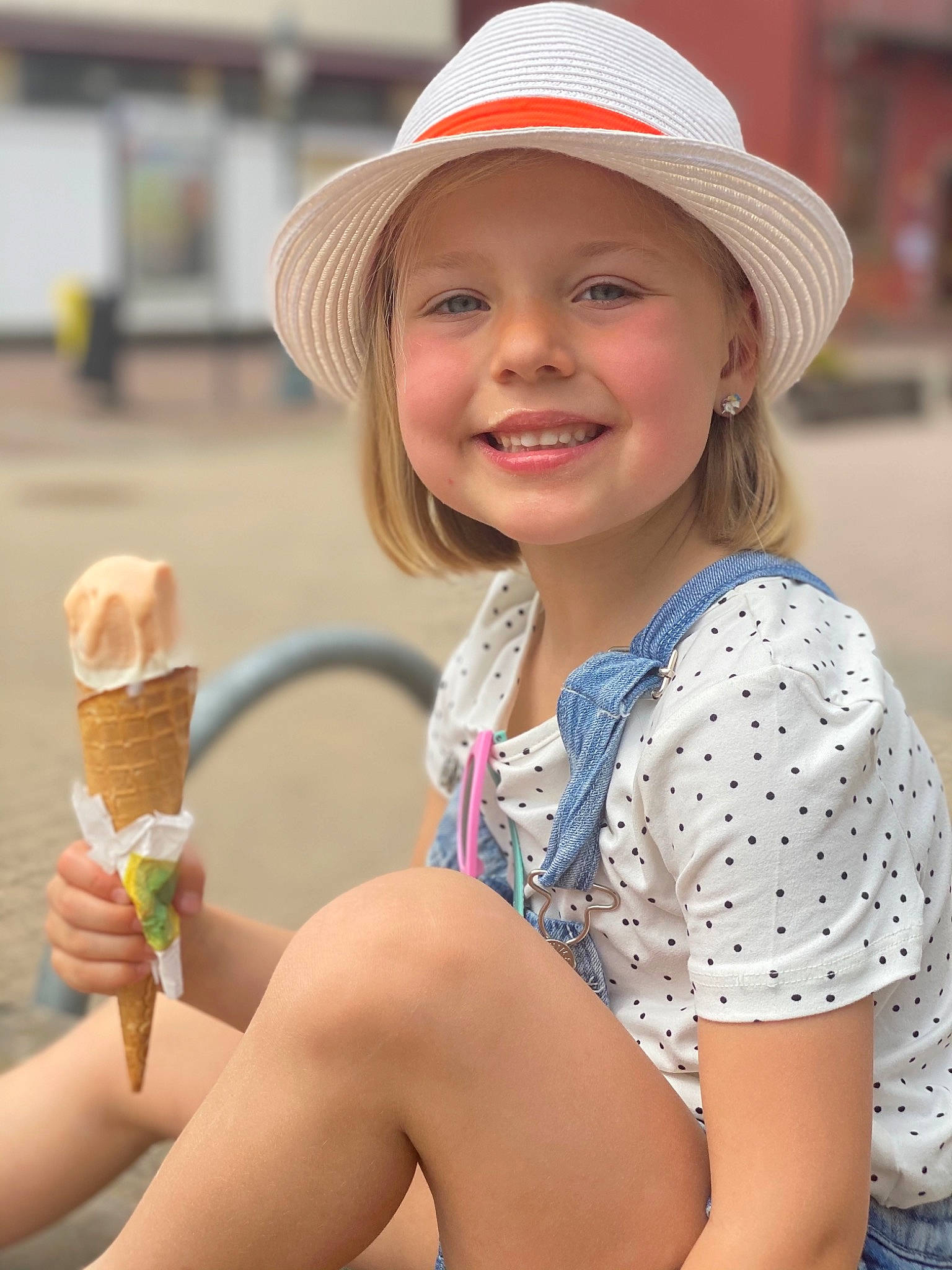 Lea a rejoint le concours — aidez-le/la à gagner de superbes lots ! beauty, blond, child, face, fun, grass, happy, hat, headwear, human_leg, ice_cream_cone, joy, leisure, person, photograph, recreation, skin, smile, summer, sun_hat