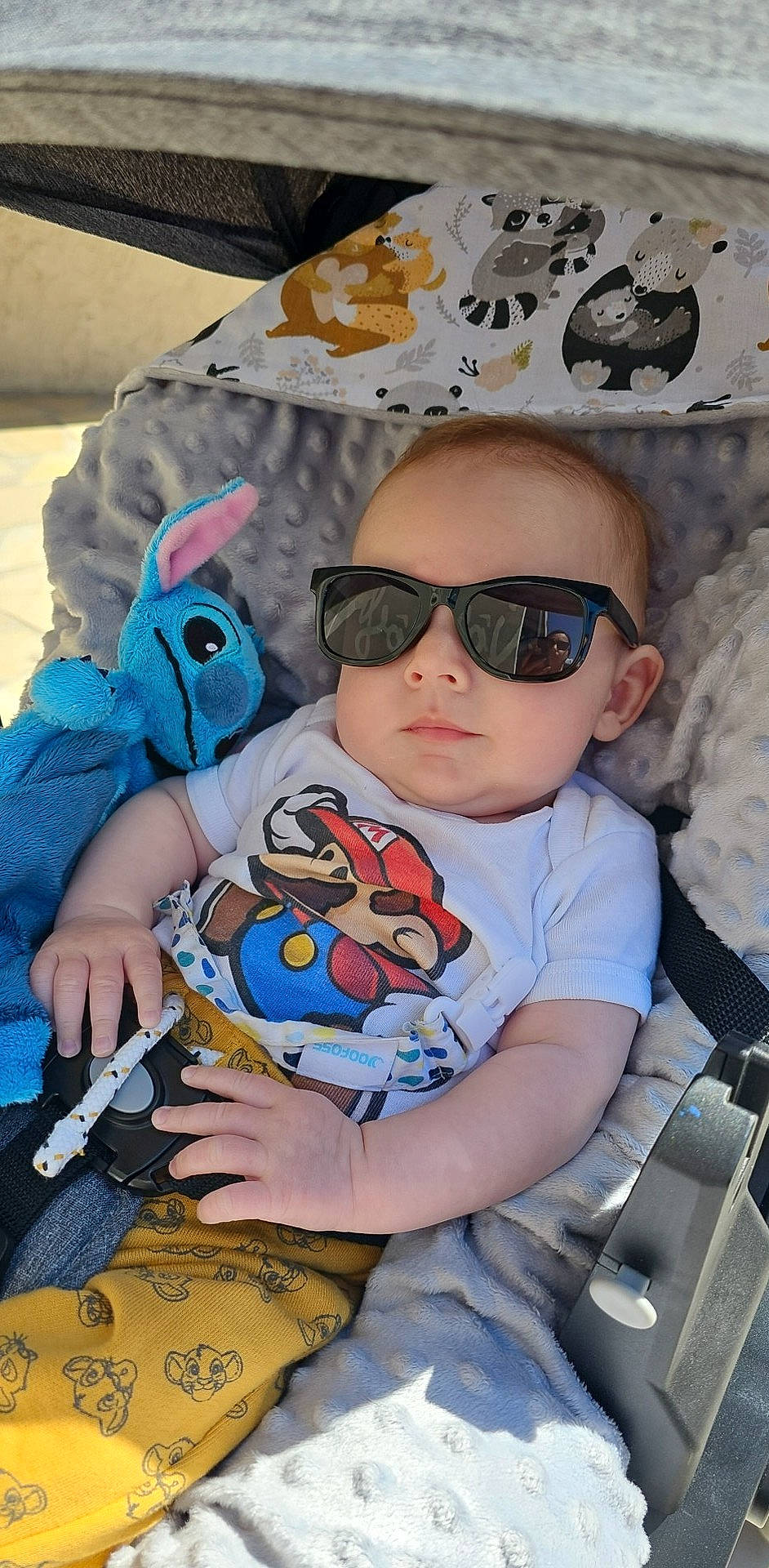 Nate a rejoint le concours — aidez-le/la à gagner de superbes lots ! baby, baby_toddler_clothing, child, comfort, cool, eyewear, fun, glasses, goggles, happy, hat, head, leisure, pattern, person, personal_protective_equipment, sitting, sunglasses, t_shirt, toddler