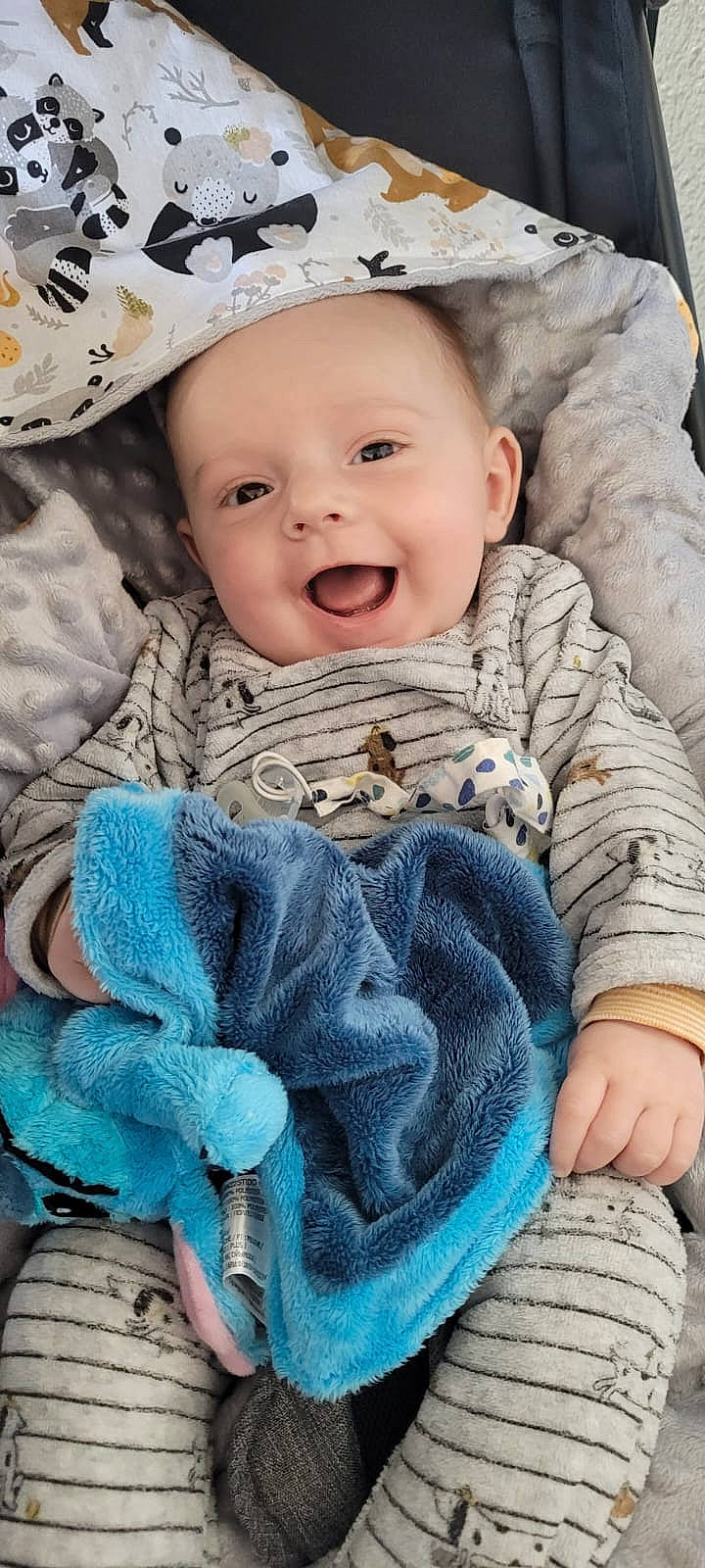 Nate participe au concours pour gagner de l'argent avec cette photo : baby, baby_toddler_clothing, blue, cheek, child, comfort, eye, green, grey, happy, headgear, iris, linens, outerwear, person, product, skin, sleeve, smile, textile