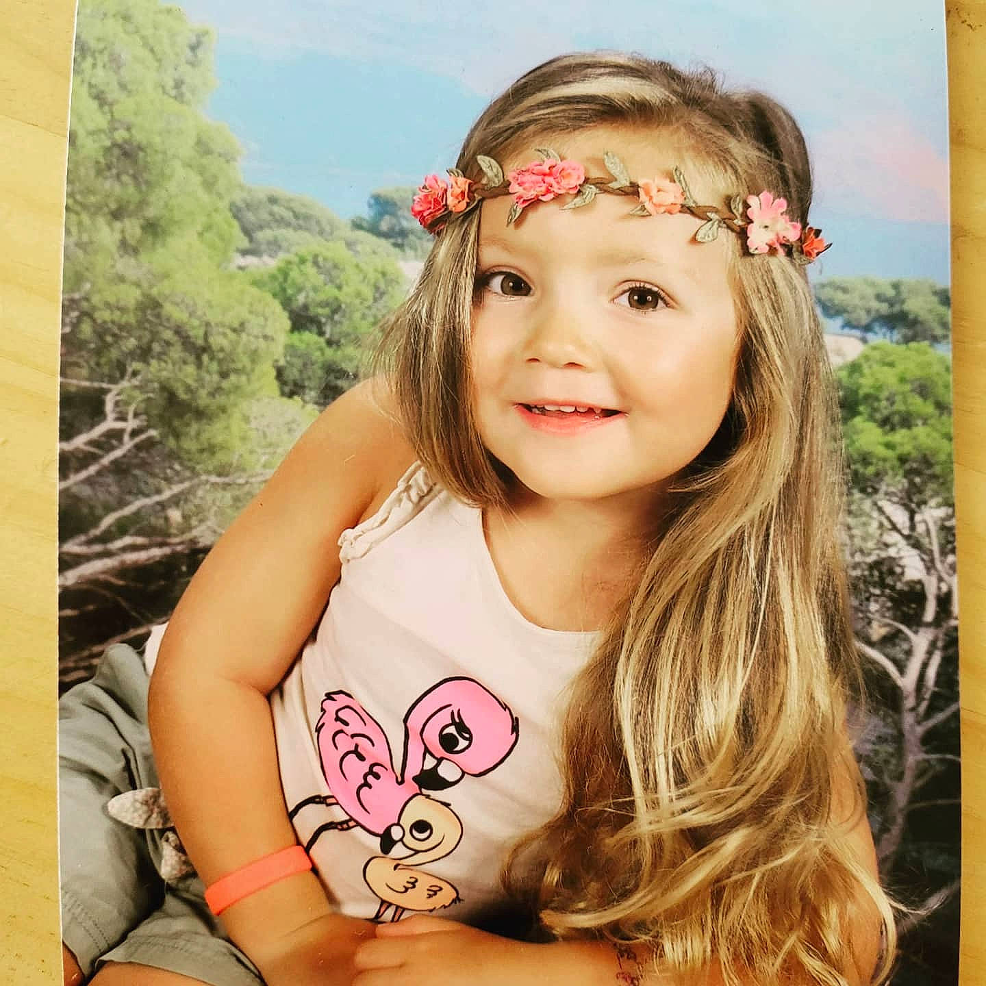 Naomy participe au concours pour gagner de l'argent avec cette photo : chin, eye, eyebrow, eyelash, face, gesture, grass, happy, head, headwear, iris, joy, lip, neck, people_in_nature, person, pink, plant, shoulder, skin