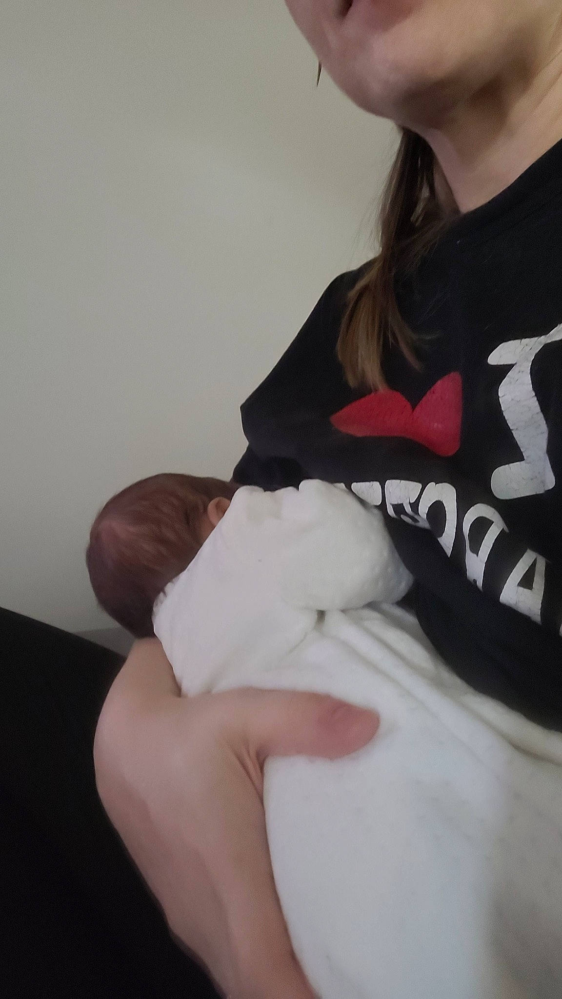 Logan participe au concours pour gagner de l'argent avec cette photo : abdomen, chest, comfort, elbow, eyewear, finger, foot, gesture, human_leg, joint, knee, linens, long_hair, person, shoulder, sleeve, textile, thigh, thumb, trunk