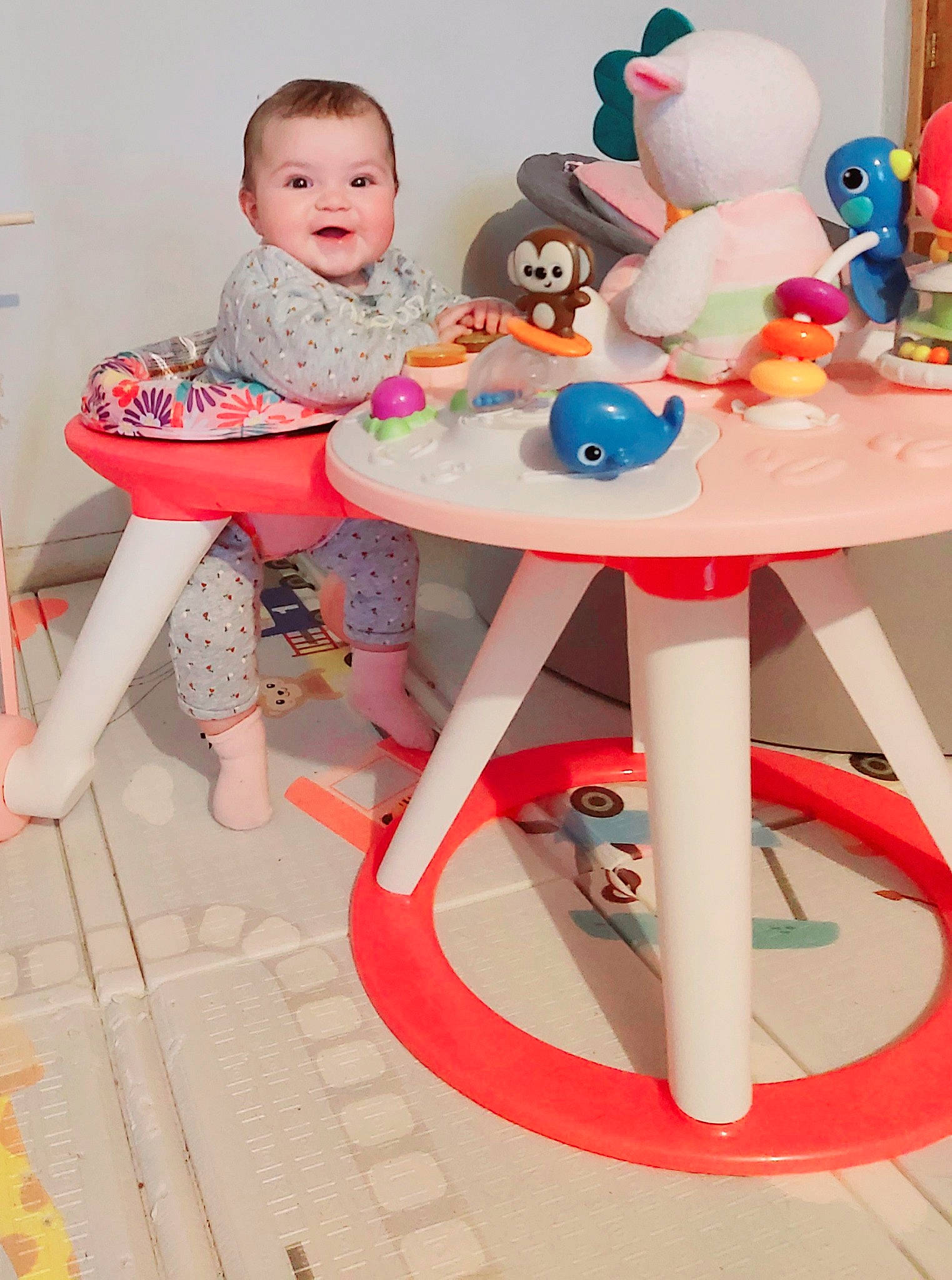 Luna a rejoint le concours — aidez-le/la à gagner de superbes lots ! baby, baby_toddler_clothing, baby_toys, chair, child, comfort, fun, leisure, person, pink, plastic, play, room, shoe, shorts, sitting, smile, stuffed_toy, table, toddler