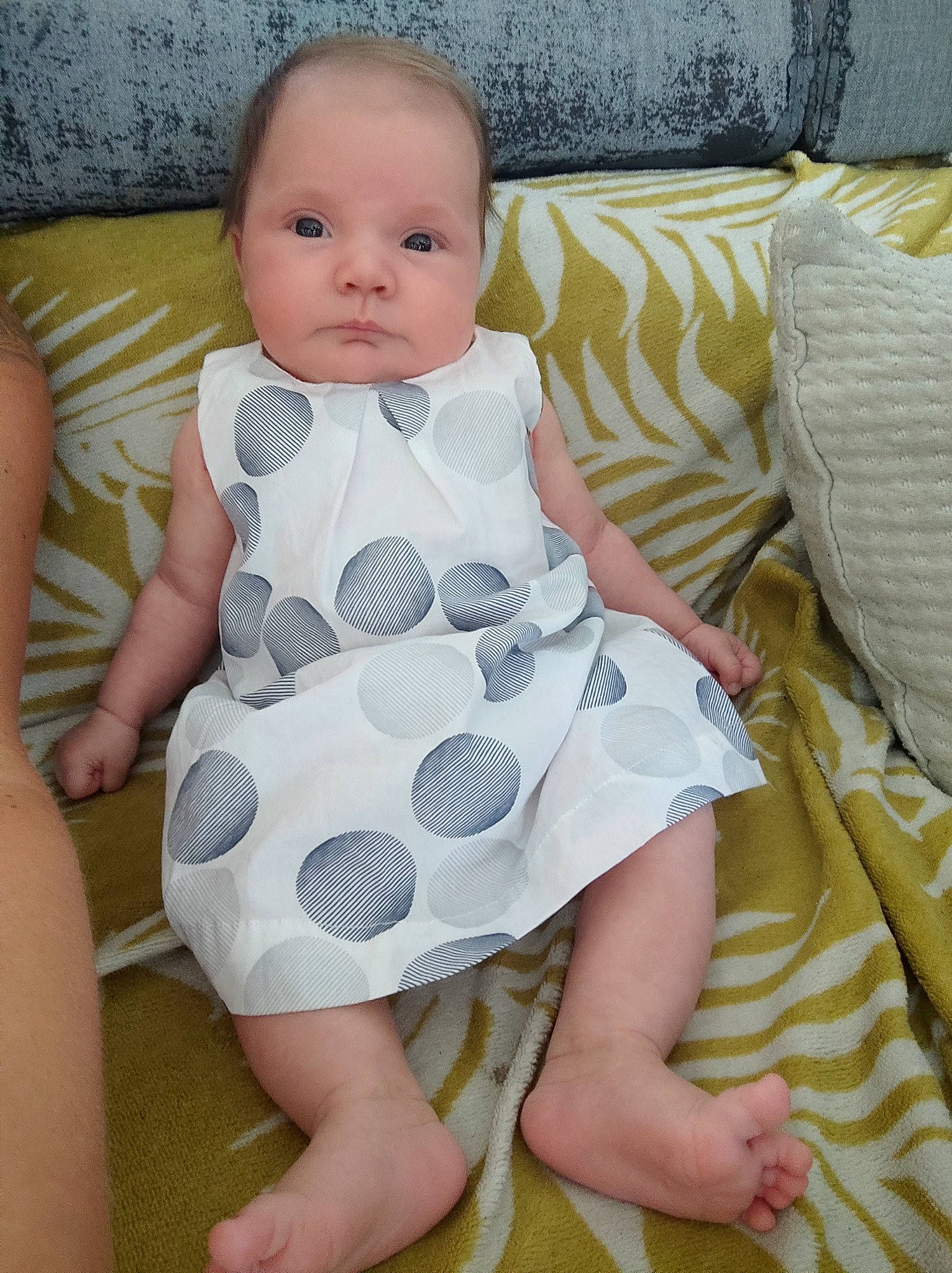 Zélya a rejoint le concours — aidez-le/la à gagner de superbes lots ! baby, baby_toddler_clothing, cheek, child, comfort, facial_expression, finger, human_body, human_leg, knee, leg, pattern, person, pink, product, sitting, skin, sleeve, textile, thigh