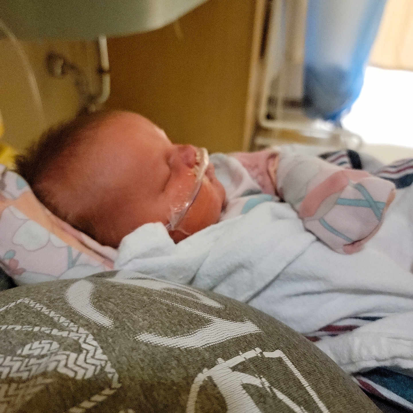 Iris is registered to the contest to win money with this photo: baby, bed, blanket, care, child, cozy, healthcare, hospital, indoor, infant, medical, nasal_cannula, newborn, oxygen_tube, peaceful, pediatric, person, resting, sleeping, soft_focus