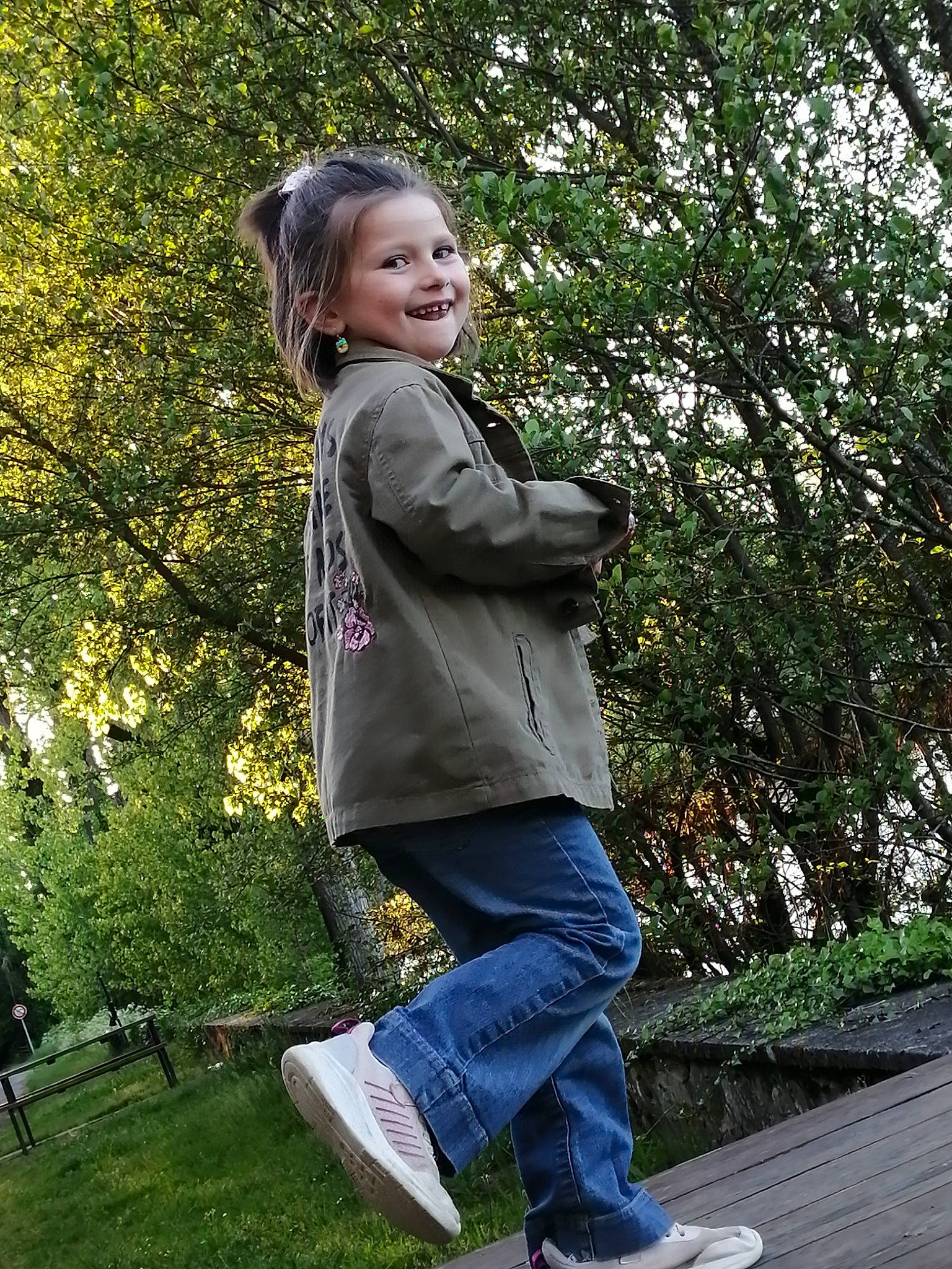 Ambre a rejoint le concours — aidez-le/la à gagner de superbes lots ! child, denim, forest, fun, garden, grass, happy, jeans, joy, leisure, people_in_nature, person, plant, play, portrait_photography, recreation, sitting, smile, t_shirt, tree