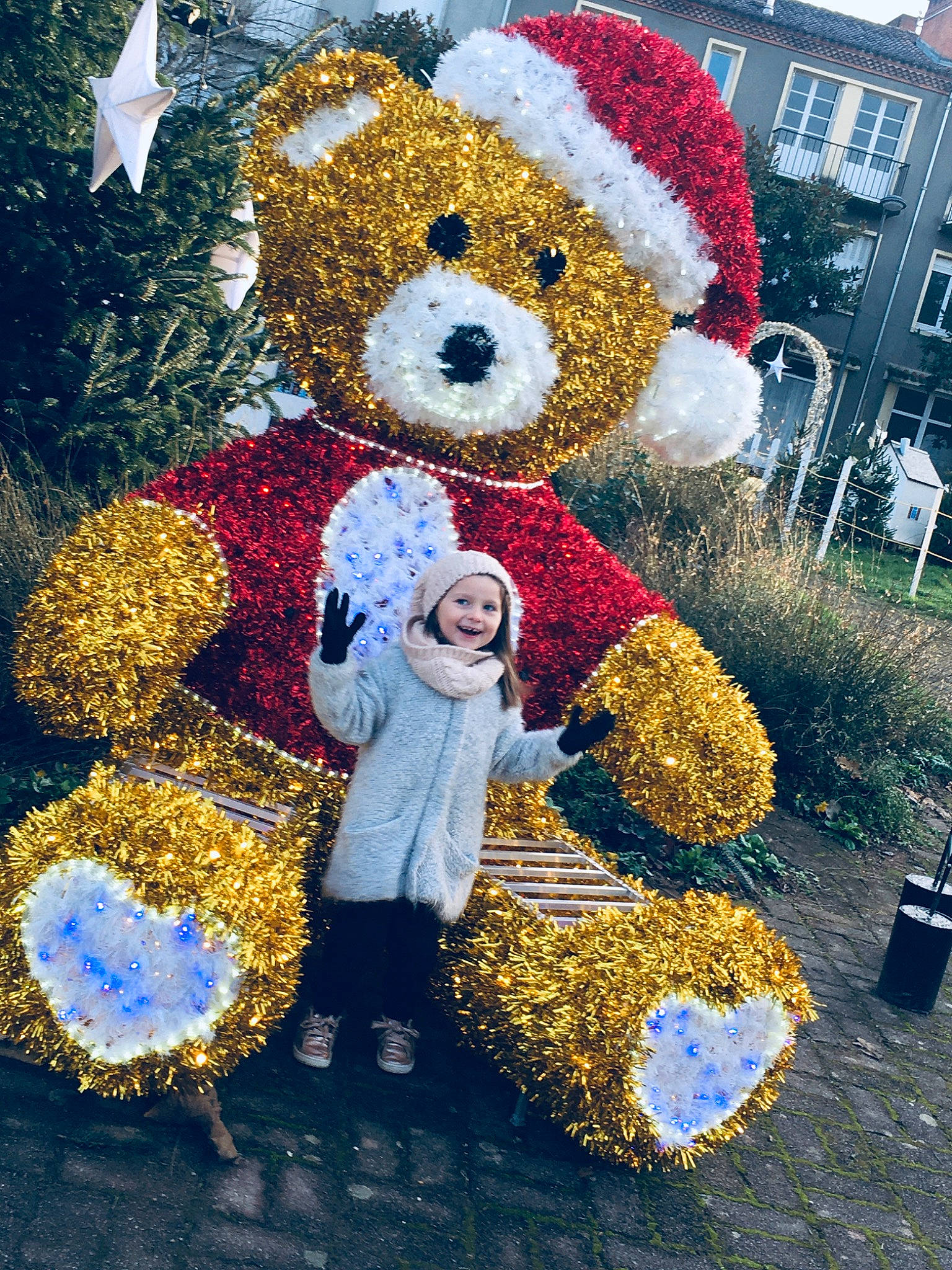 Ambre participe au concours pour gagner de l'argent avec cette photo : child, event, fun, fur, grass, happy, hat, headwear, holiday, joy, leisure, mascot, party_supply, people_in_nature, person, plant, recreation, stuffed_toy, teddy_bear, toddler