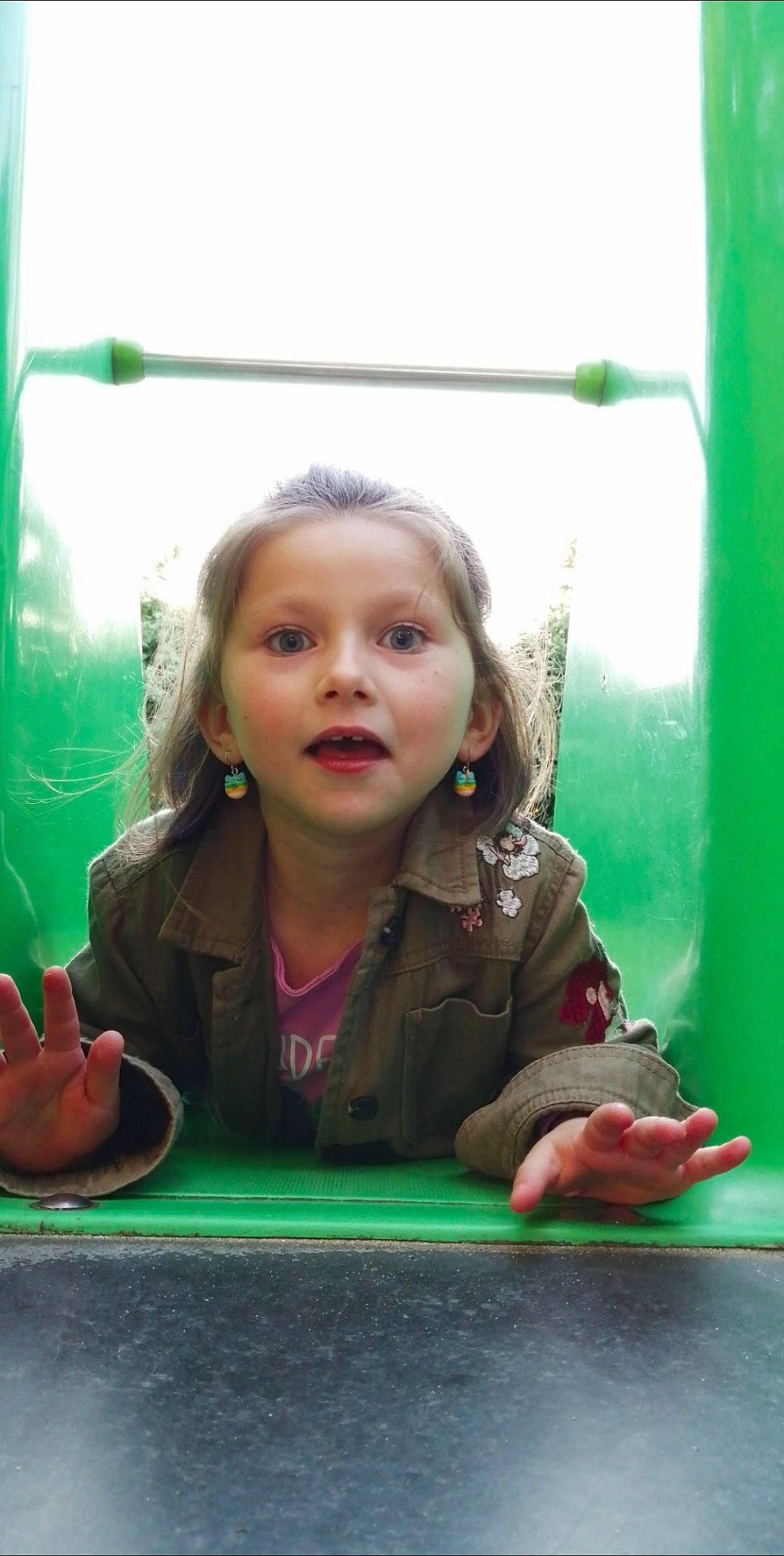Ambre participe au concours pour gagner de l'argent avec cette photo : cheek, child, curious, face, facial_expression, fun, grass, green, happy, leisure, magenta, mouth, nose, person, play, recreation, room, sitting, skin, toddler