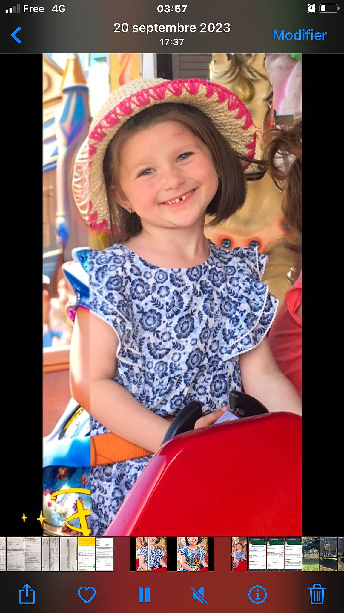 Ambre a rejoint le concours — aidez-le/la à gagner de superbes lots ! beauty, child, entertainment, event, facial_expression, fashion, fashion_accessory, flash_photography, fun, hairstyle, happy, hat, headwear, joy, laugh, leisure, magenta, person, recreation, sitting