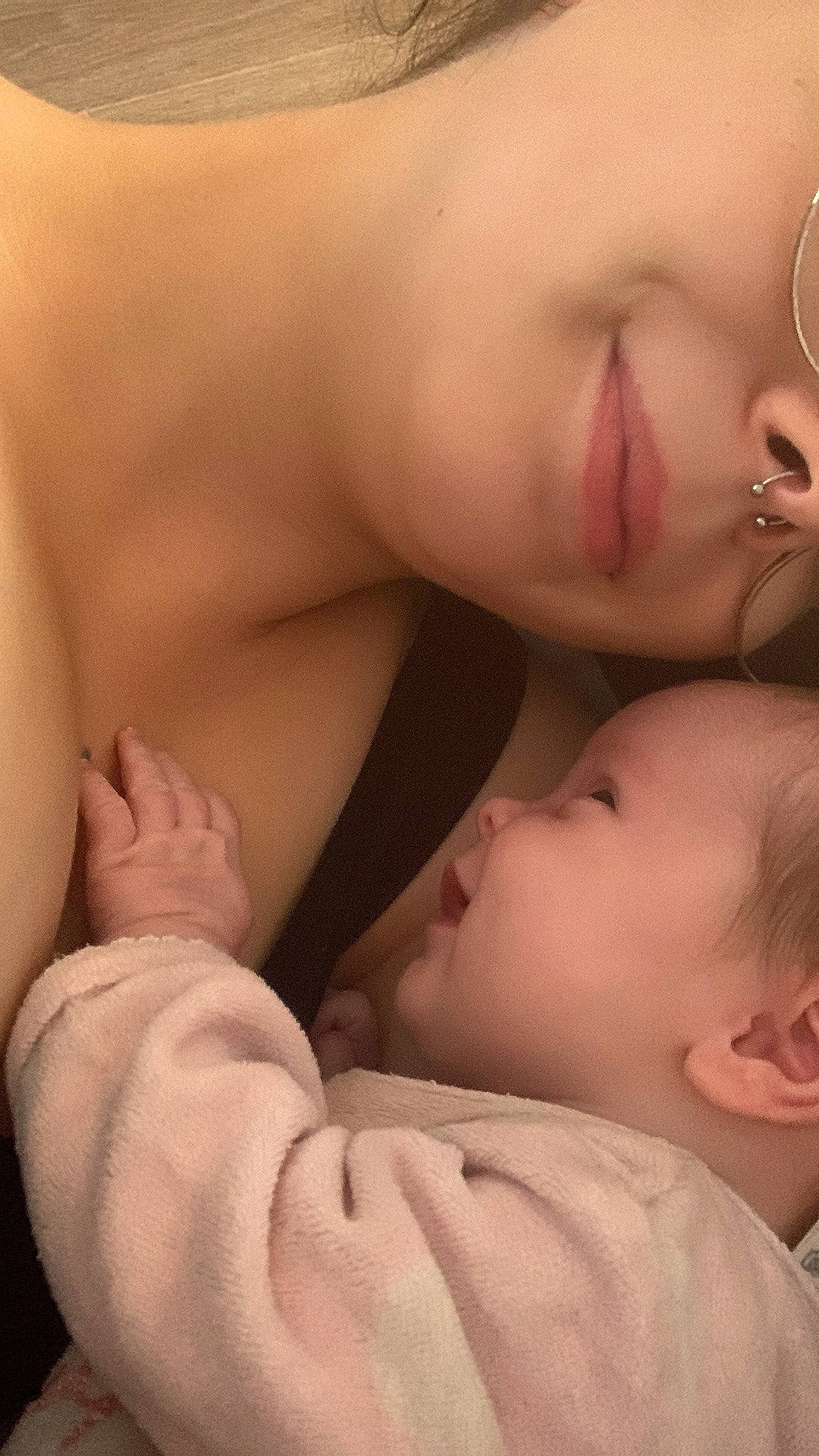 Jayne a rejoint le concours — aidez-le/la à gagner de superbes lots ! cheek, comfort, ear, eye, eyelash, finger, gesture, happy, head, human, interaction, iris, lip, mammal, mouth, nose, organ, person, photograph, skin