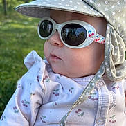 Alba participe au concours pour gagner de l'argent avec cette photo : baby, child, sunglasses, hat, outdoor, greenery, sunlight, face, cute, infant, clothing, patterned, cherry, headwear, portrait, closeup, nature, summer, casual, fashion